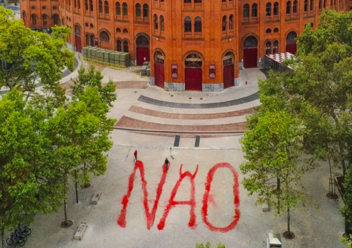 Palavra “Não” pintada em letras vermelhas frente ao Campo Pequeno, como manifestação contra a tauromaquia
