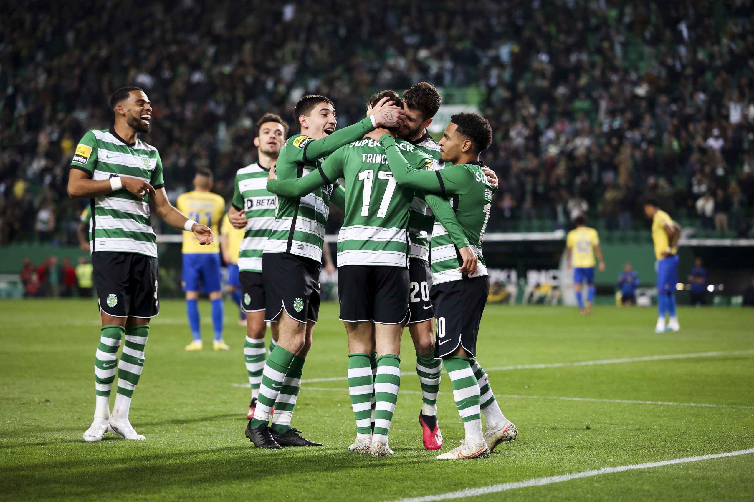 Sporting vence Estoril Praia e recupera pontos ao FC Porto