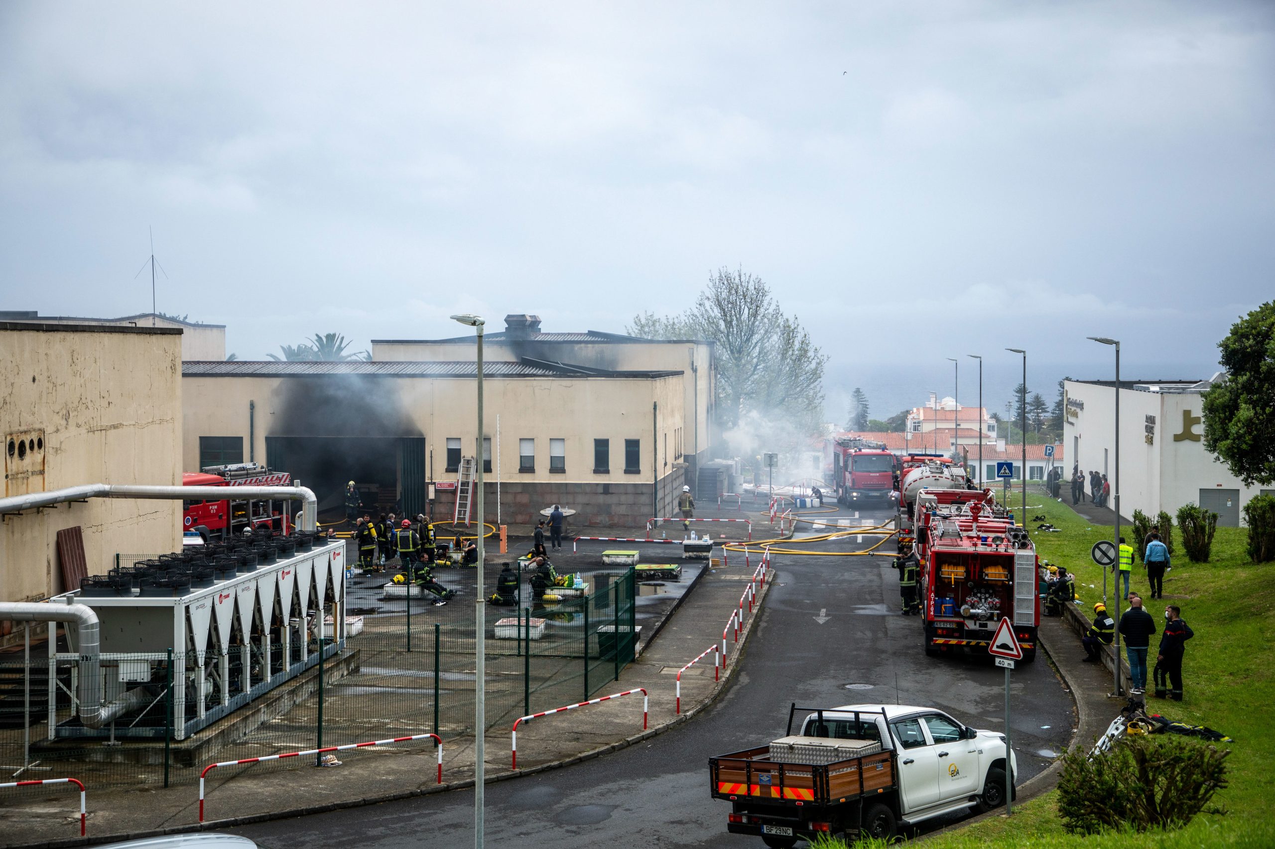 Bombeiros de Ponta Delgada desvalorizam críticas ao combate ao incêndio no HDES