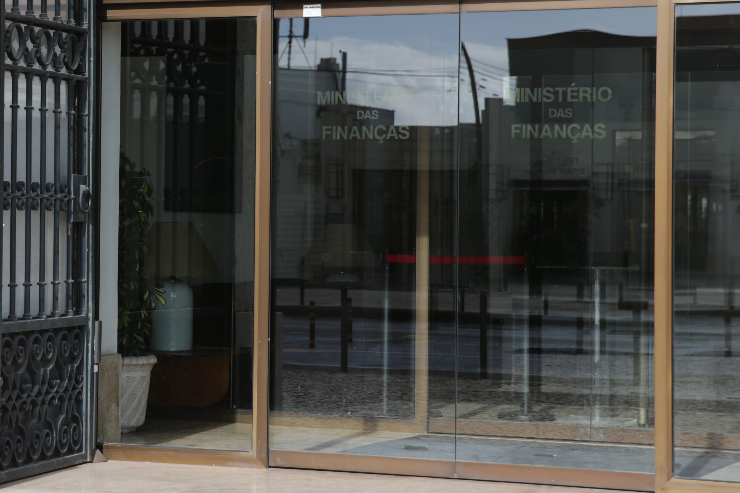 Comissão Nacional de Eleições envia ao Ministério Público queixa contra Governo. Em causa está comunicação de Miranda Sarmento aos trabalhadores da Inspeção-Geral de Finanças