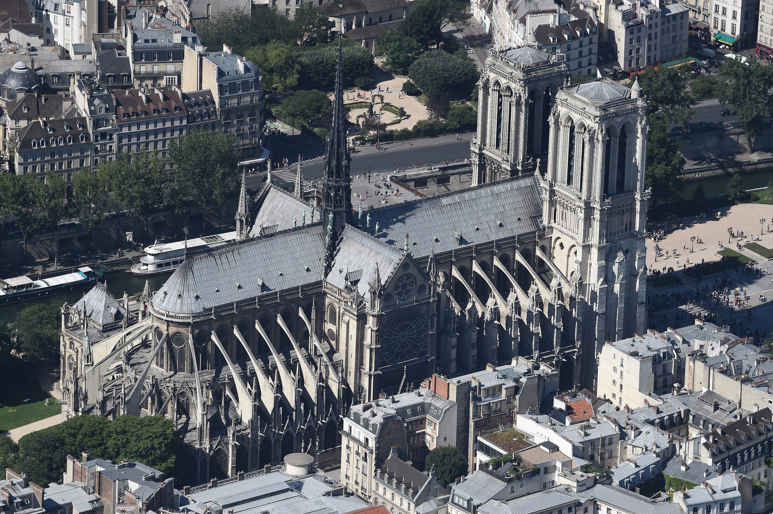 Ministra da Cultura de França propõe cobrar taxa de cinco euros aos turistas para entrar na Catedral de Notre-Dame