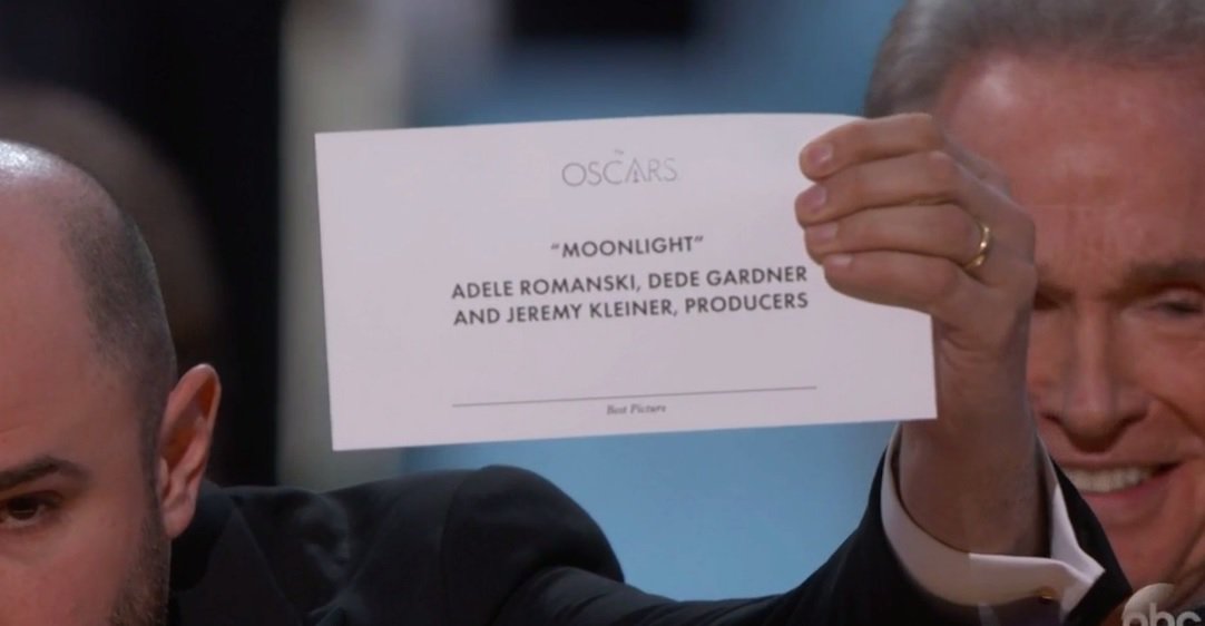 Warren Beatty deu a vitória a “La La Land” em vez de “Moonlight”. E a Internet não perdoou