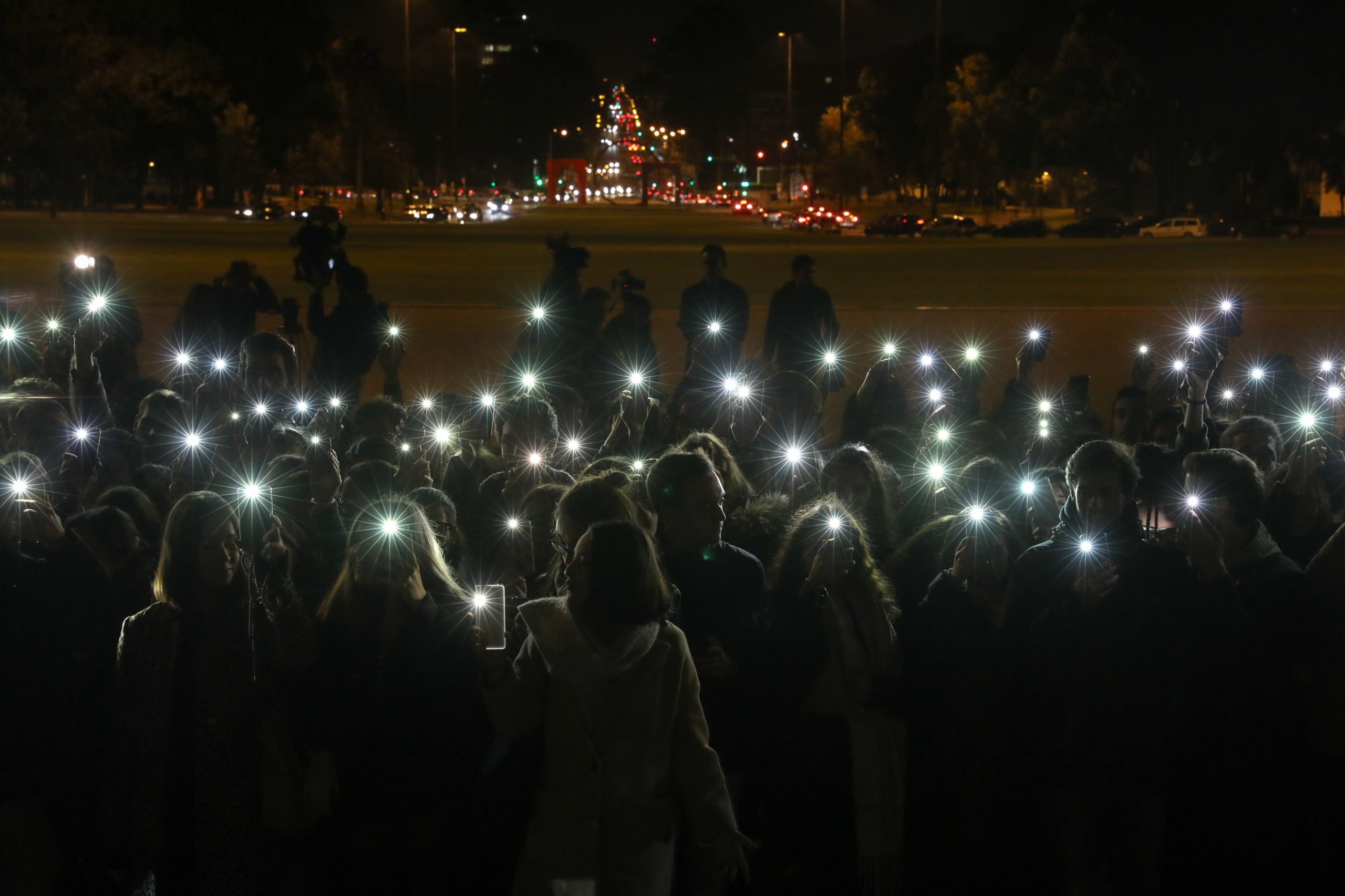 Lisboa. Meia centena de estudantes iluminaram Alameda da Universidade para pedirem mais segurança