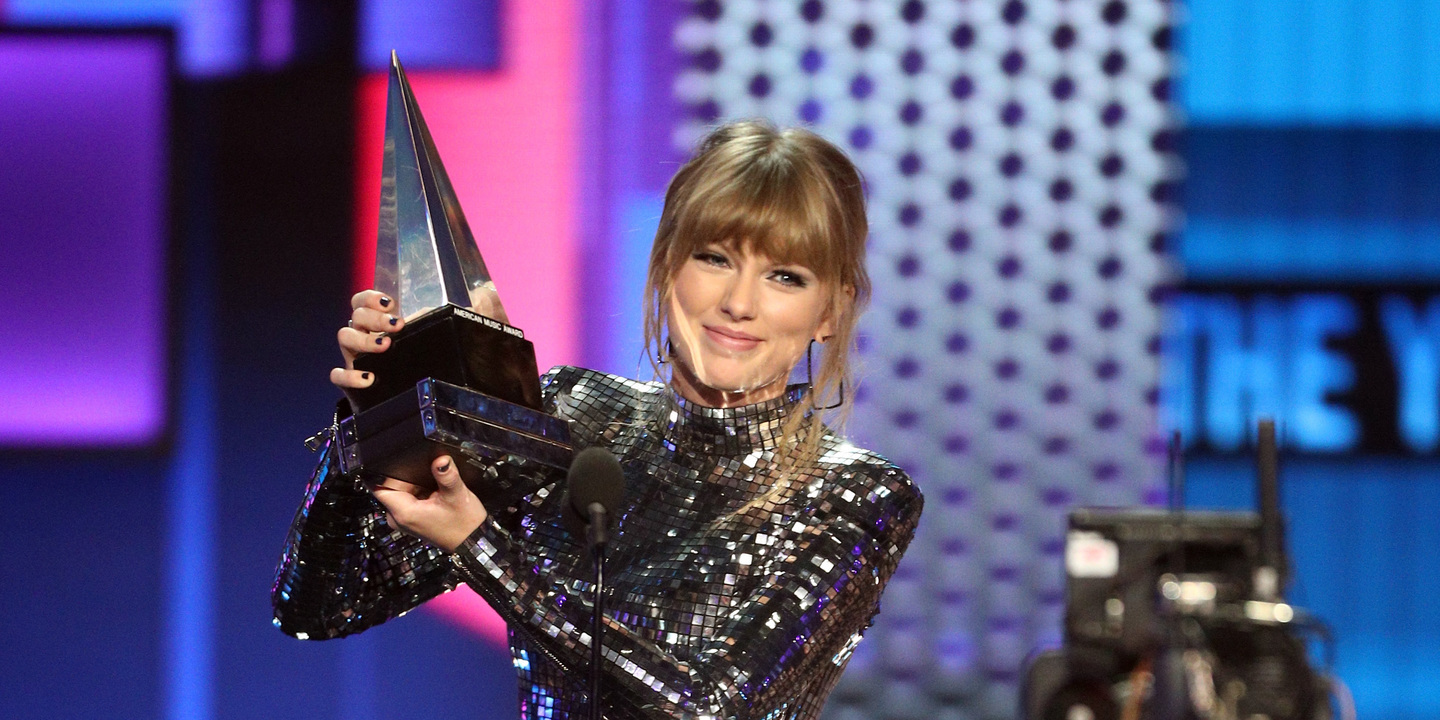 American Music Awards: Taylor Swift ganhou o prémio de artista do ano e apelou ao voto nos EUA