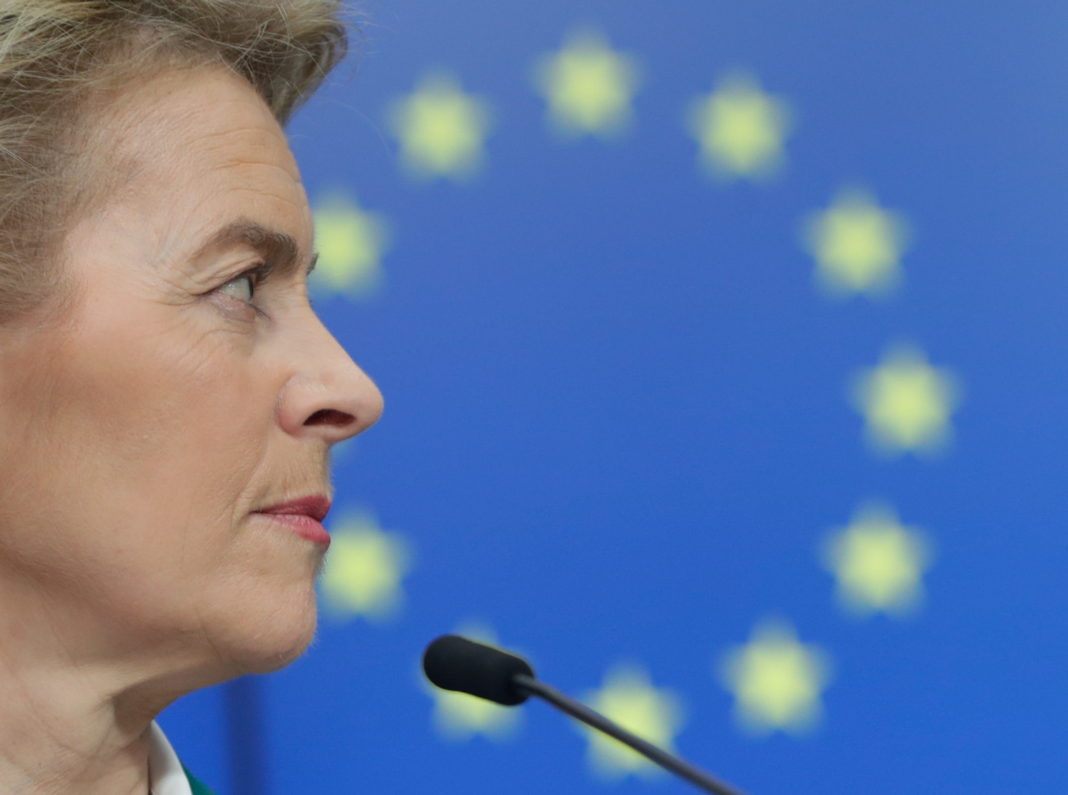 Covid-19: Comissão Europeia avança com mil milhões de euros para investigação de vacina e tratamentos
