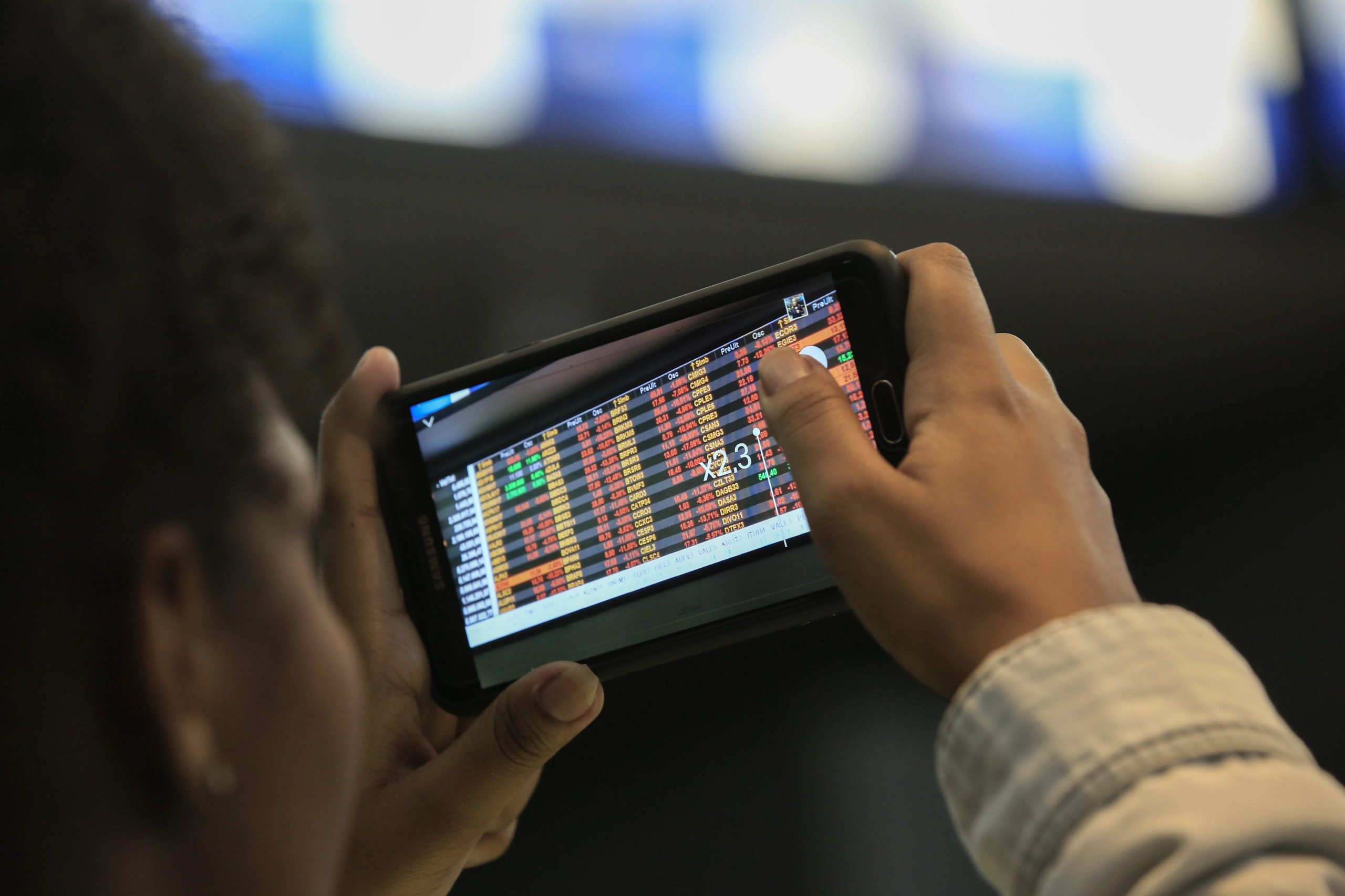 Principais bolsas europeias caem mais de 3% com receio de impacto de nova estirpe