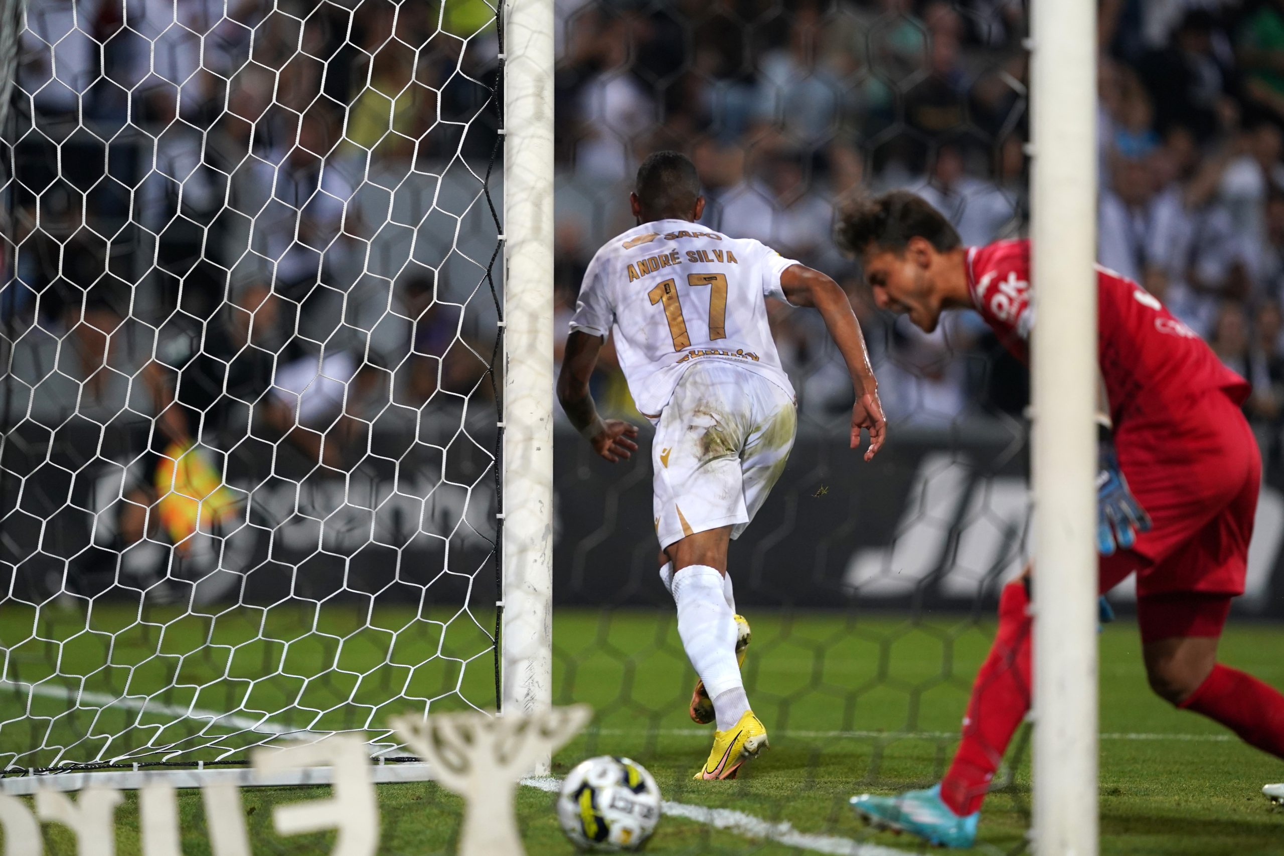 Vitória de Guimarães bate Estoril Praia e junta-se ao grupo de líderes