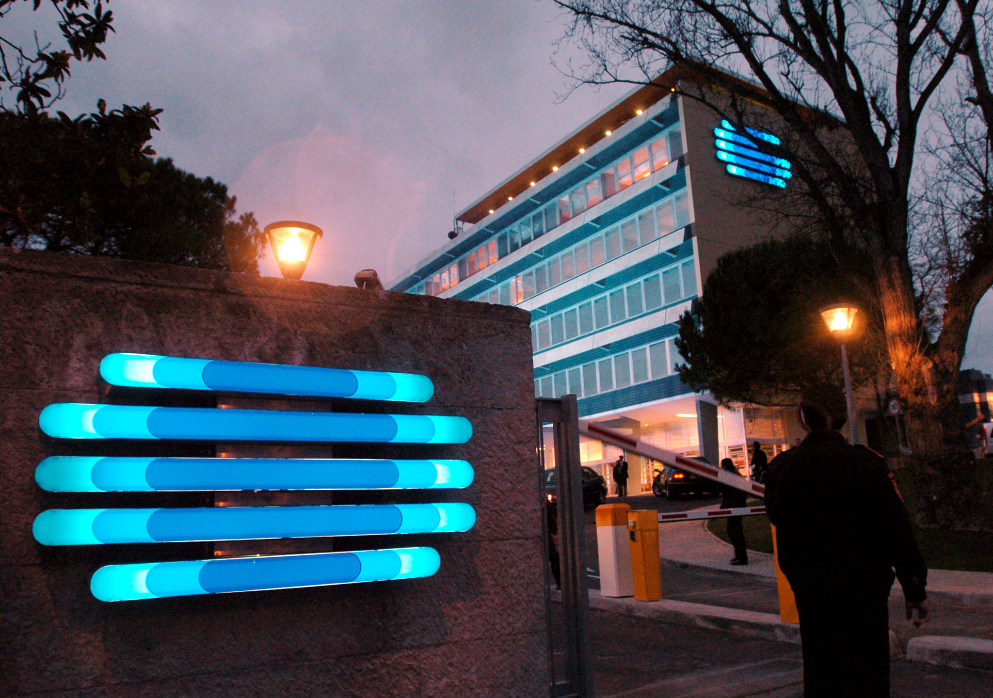 Liga quer inquérito ao bombeiro que conduzia ambulância com equipa da RTP