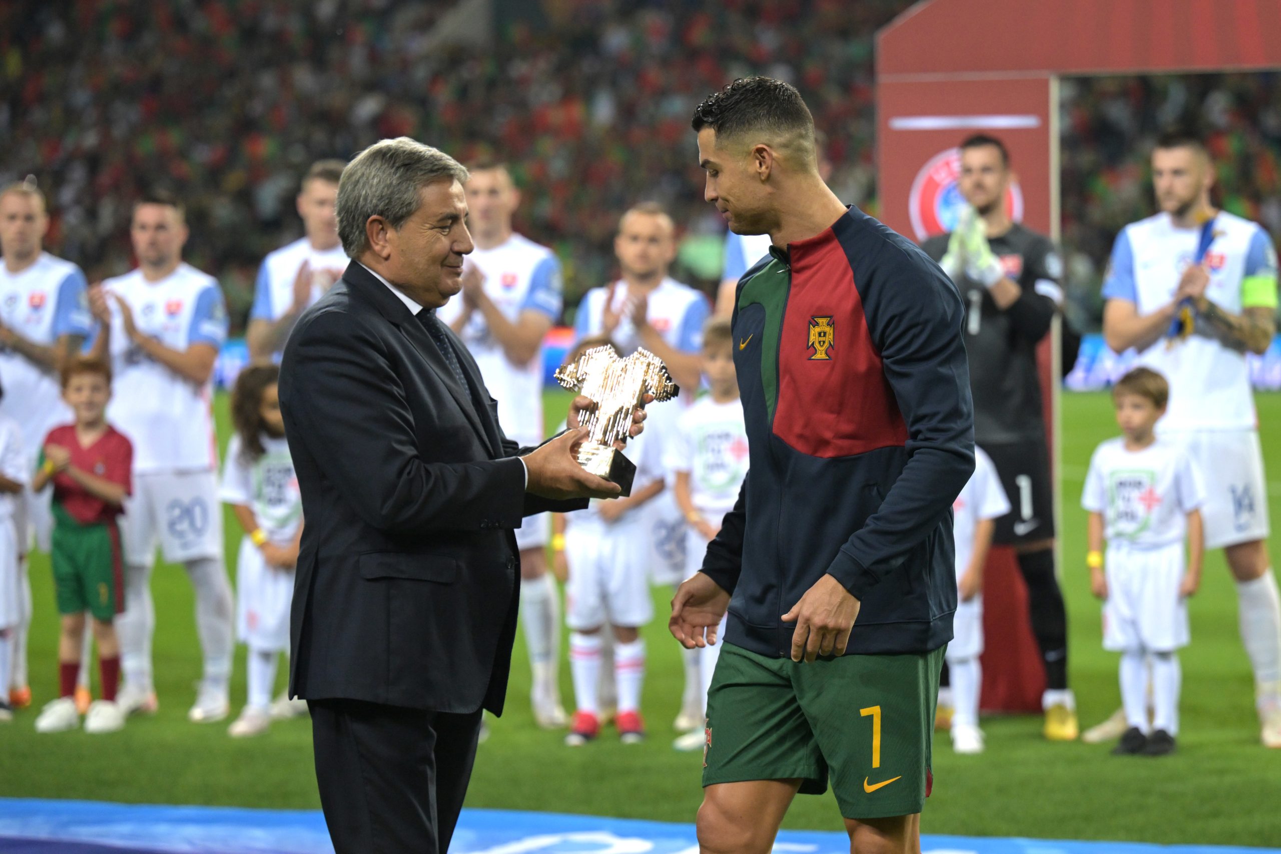 Cristiano Ronaldo homenageado no Dragão pelas 200 internacionalizações