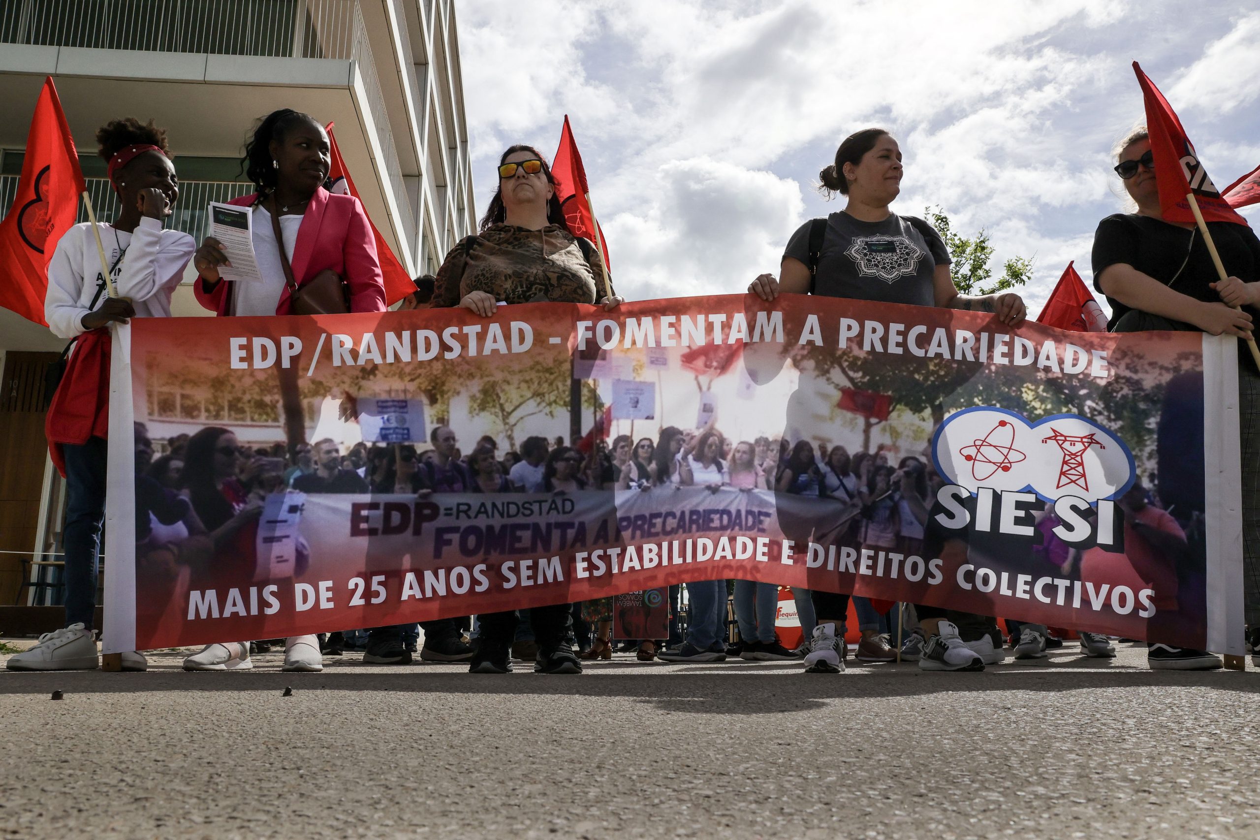 Trabalhadores do grupo EDP protestam por aumento de salários junto à sede da empresa em Lisboa