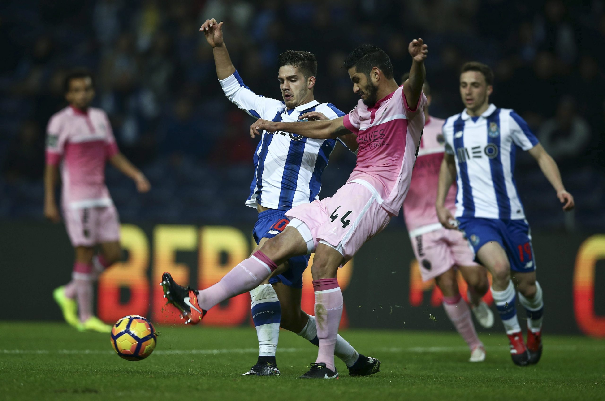 Porto dá a volta e vence Chaves