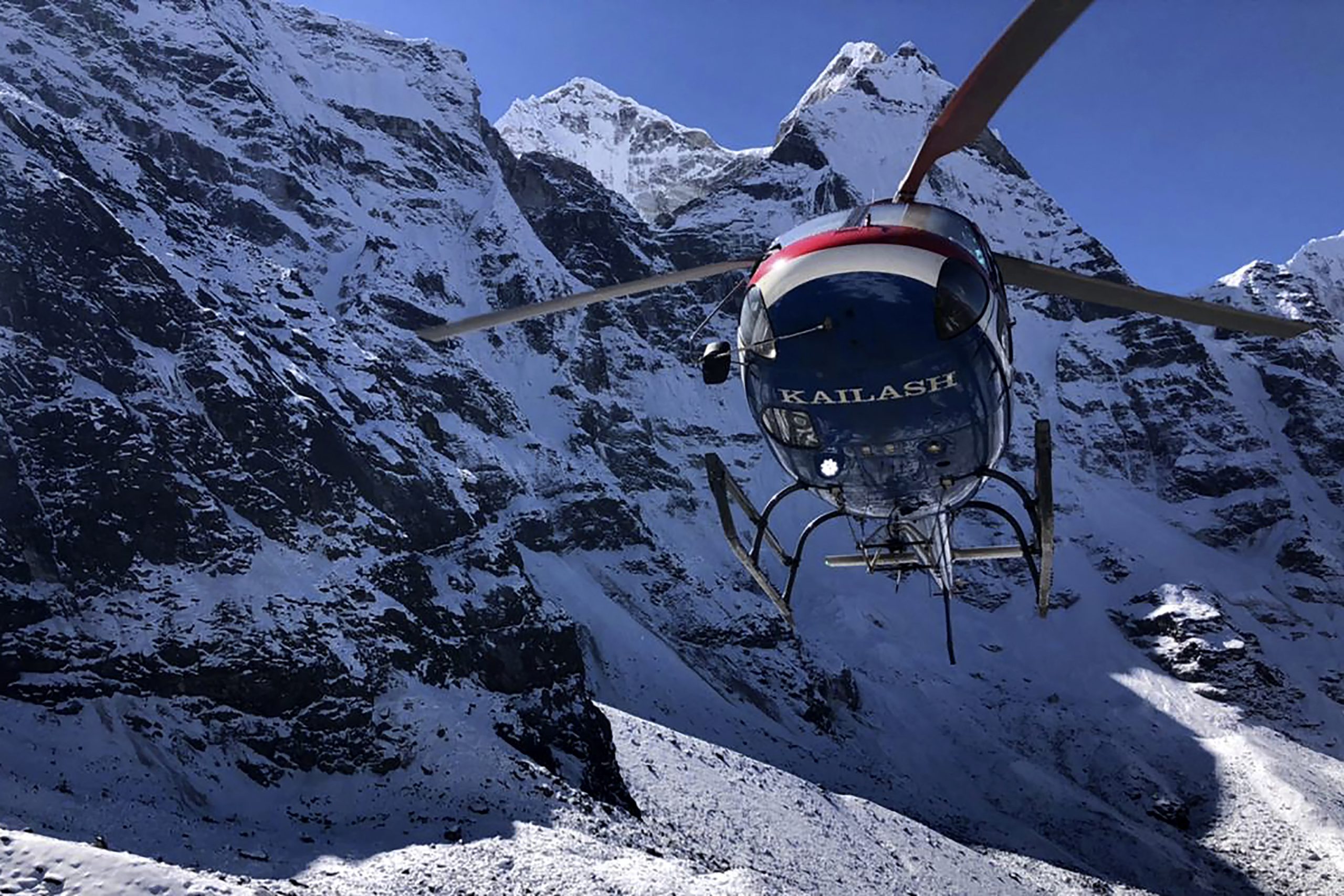 Equipas de resgate correm para resgatar 200 pessoas presas por tempestade de neve no Monte Evereste