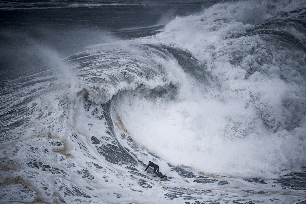 Ondas invadem areal e arrastam mulher na Figueira da Foz