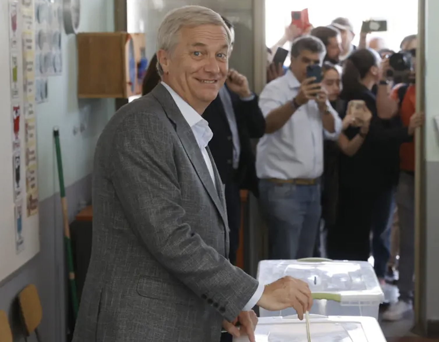 José Antonio Kast vence presidenciais no Chile e promete restaurar a ordem e o respeito pela lei