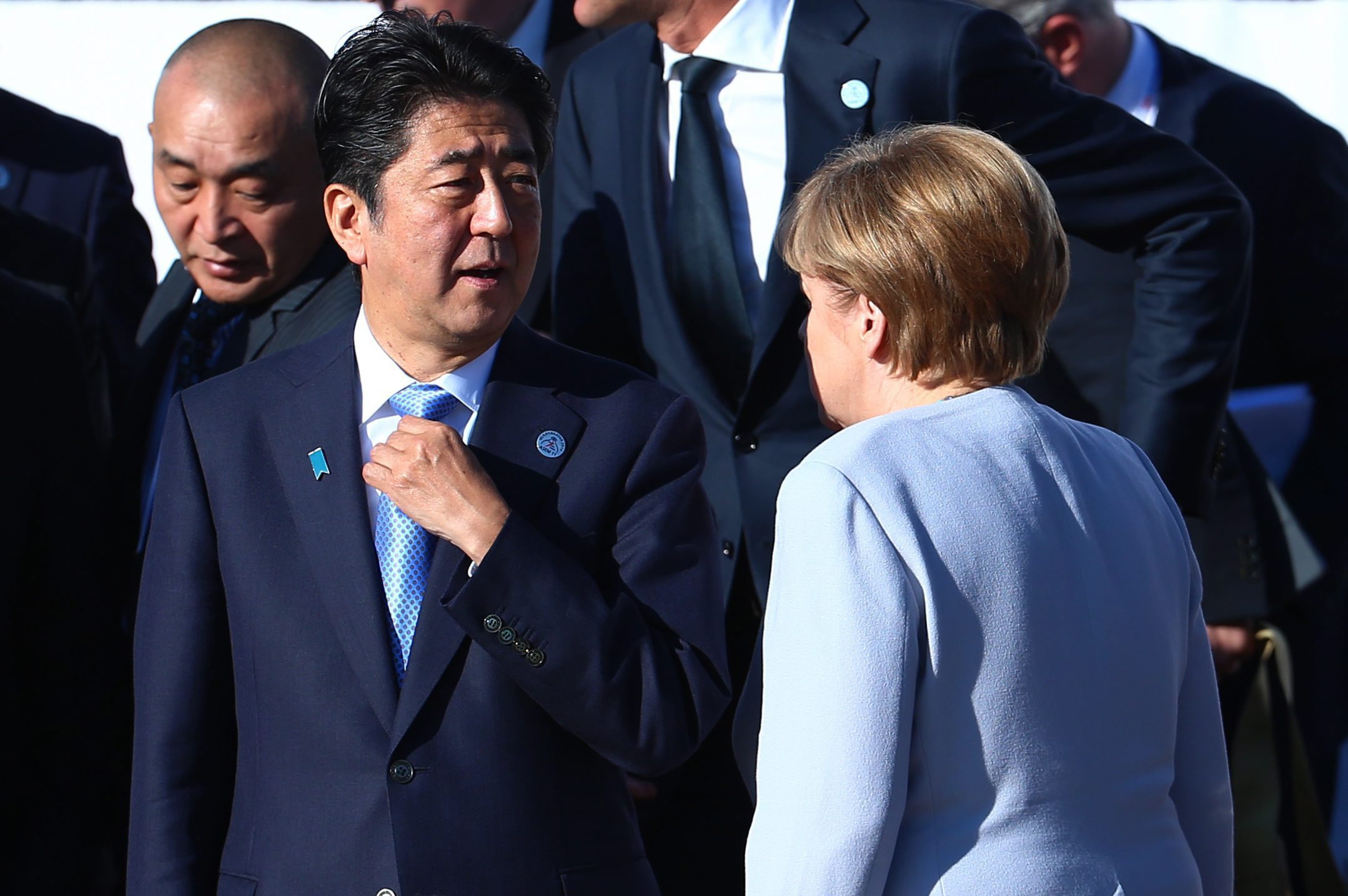Angela Merkel e Shinzo Abe defendem comércio livre e acordo UE/Japão