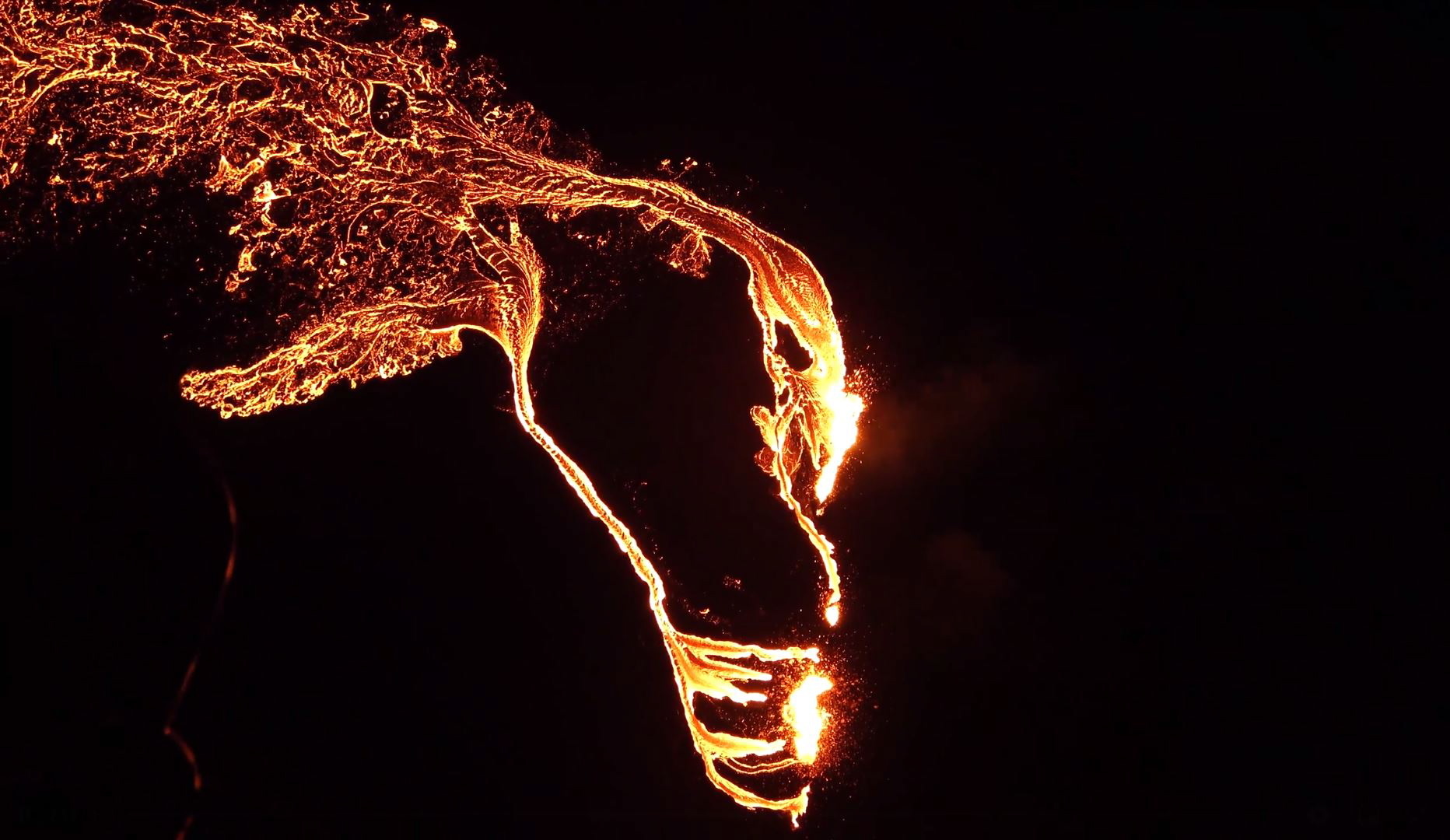 Erupção vulcânica na Islândia dura há mais de duas semanas e tem nova fissura ativa