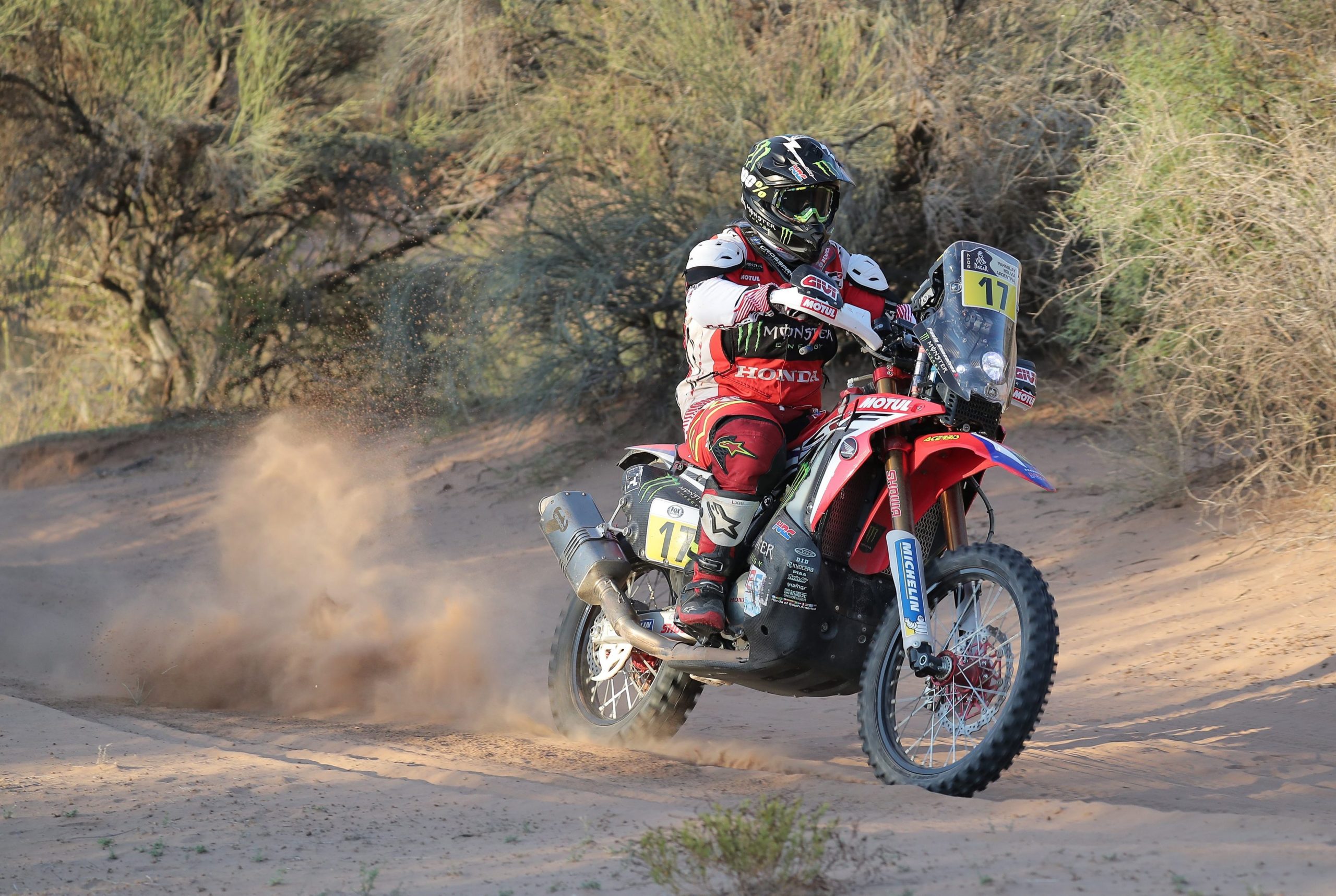 Uma corrida desconhecida com participantes a dormir junto às motas. Há 40 anos foi assim a aventura da 1º edição do Rally Dakar