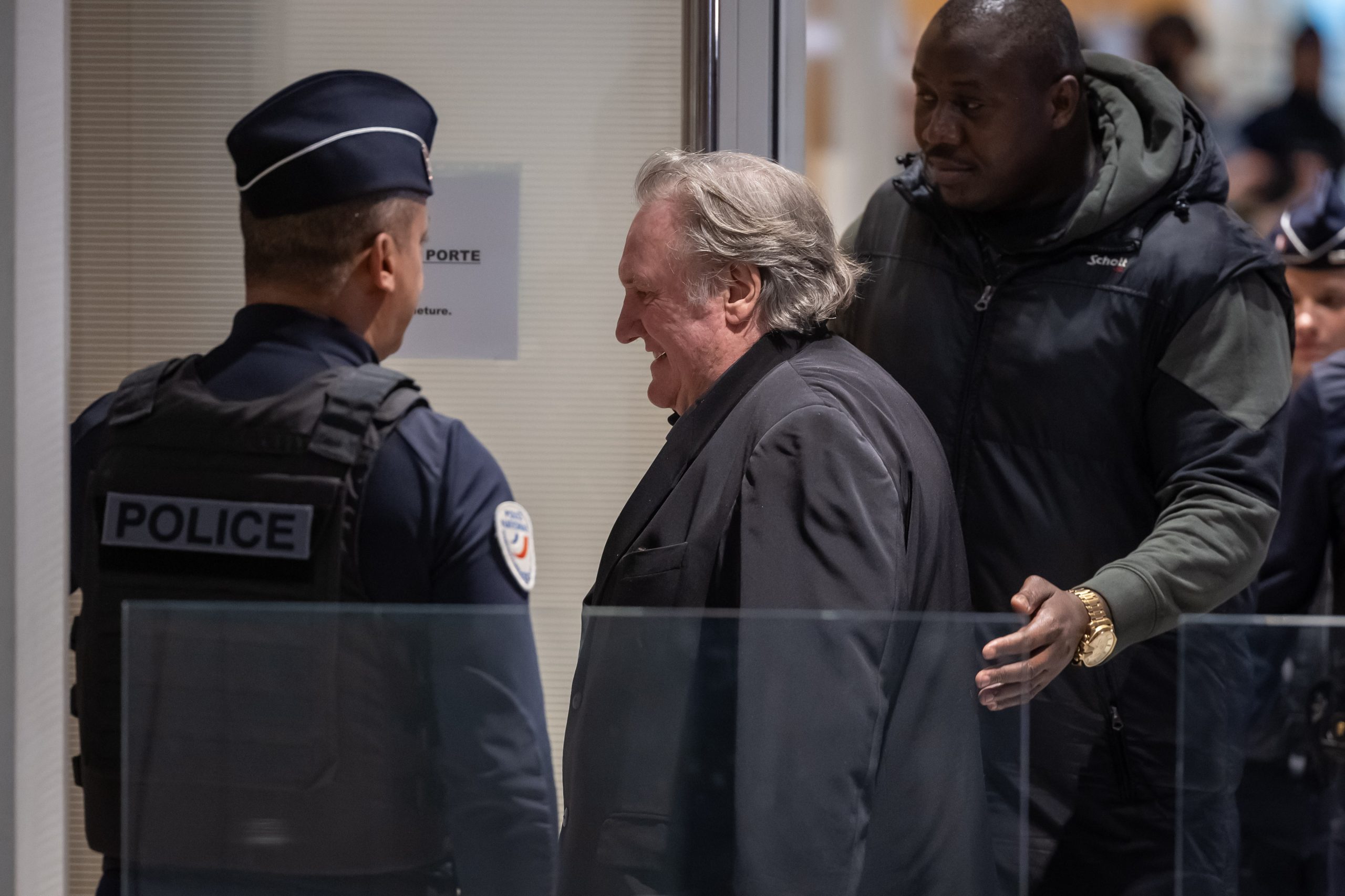 Defesa pediu anulação do processo no início do julgamento de Depardieu por agressão sexual