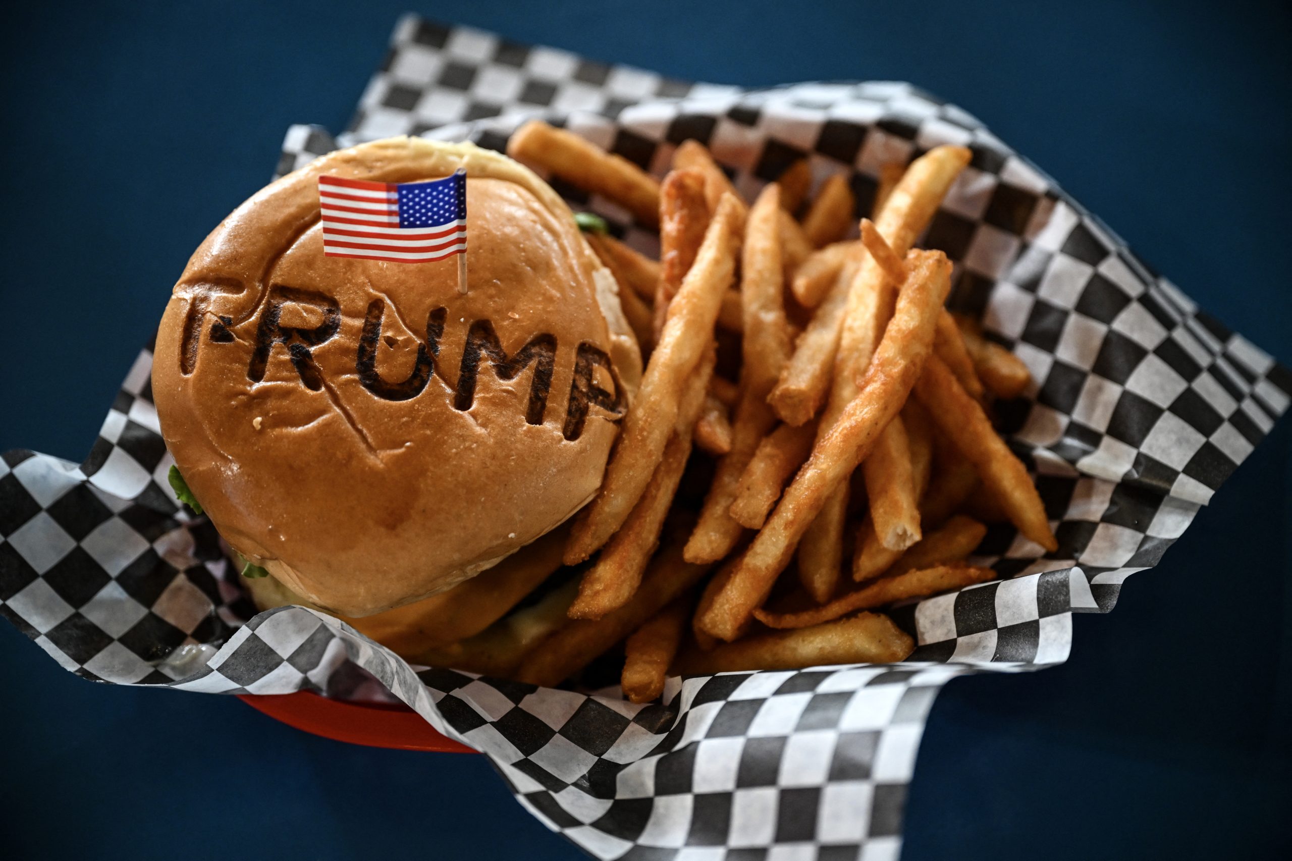 No Trump Burger, os clientes saboreiam os primeiros 100 dias do presidente em Washington