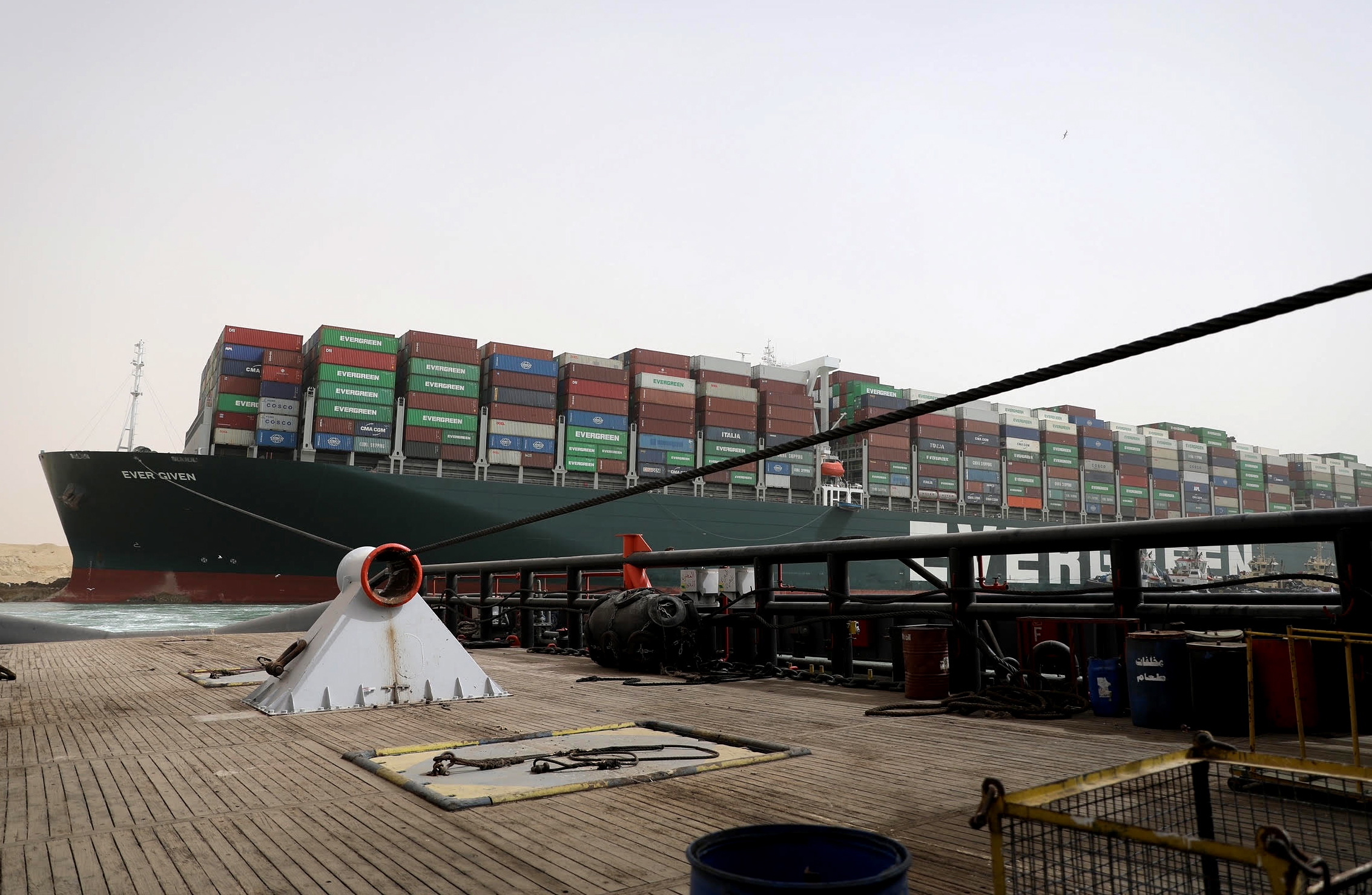 Canal do Suez totalmente desbloqueado. Todos os navios que estavam em espera já fizeram travessia