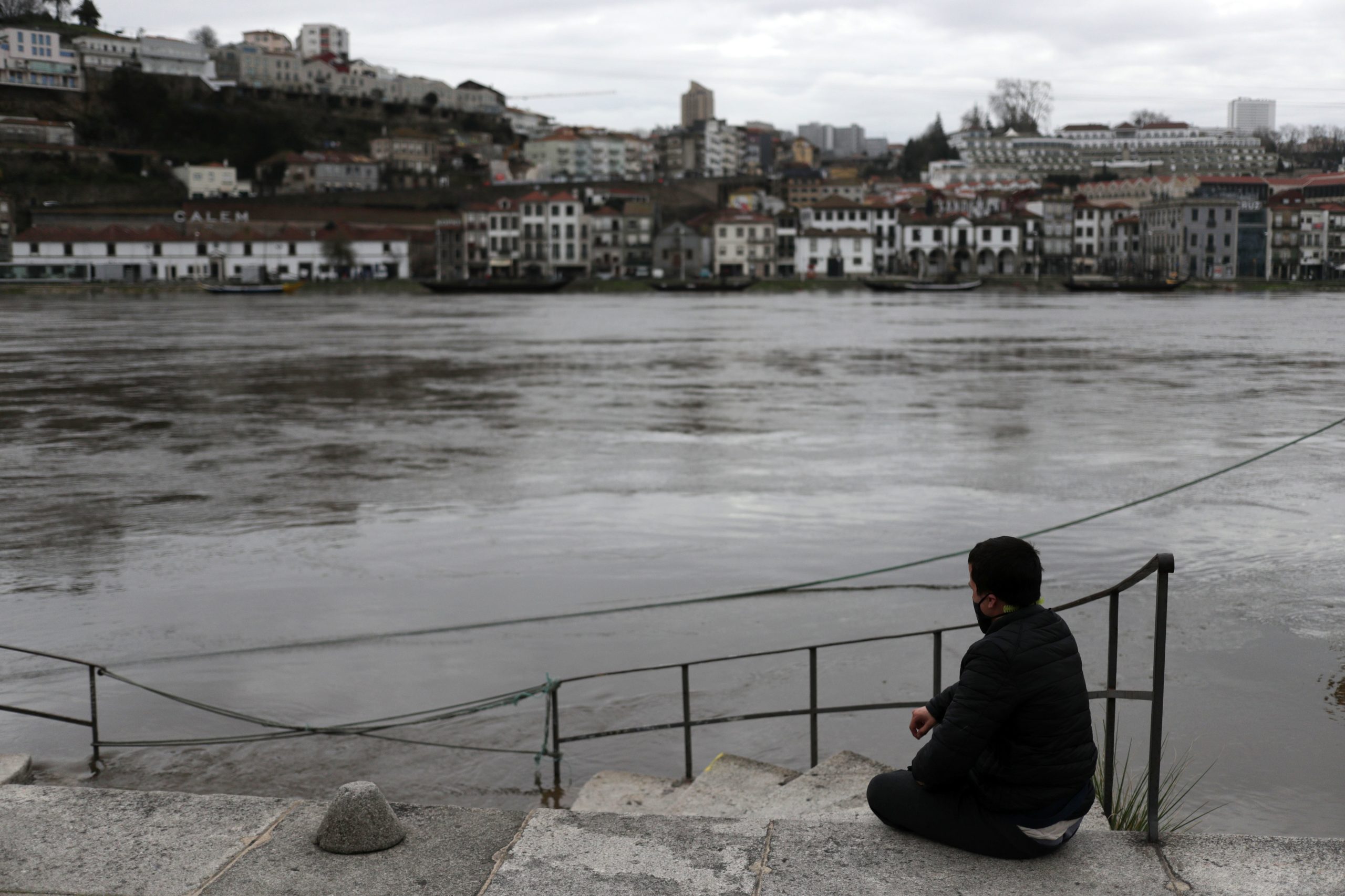 Douro regista subida considerável e autoridades antecipam dia difícil no Porto e em Gaia