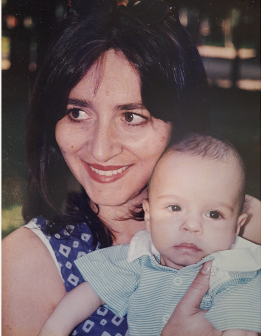 Sílvia Duarte com o primeiro filho, pouco tempo antes de este ter de ser submetido a uma cirurgia ao coração, em 1997