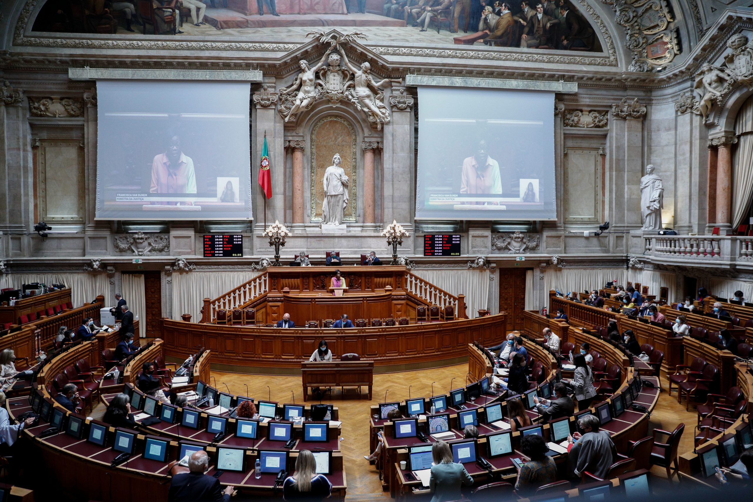 Parlamento chumba projetos do BE e PAN sobre restrição de voos noturnos