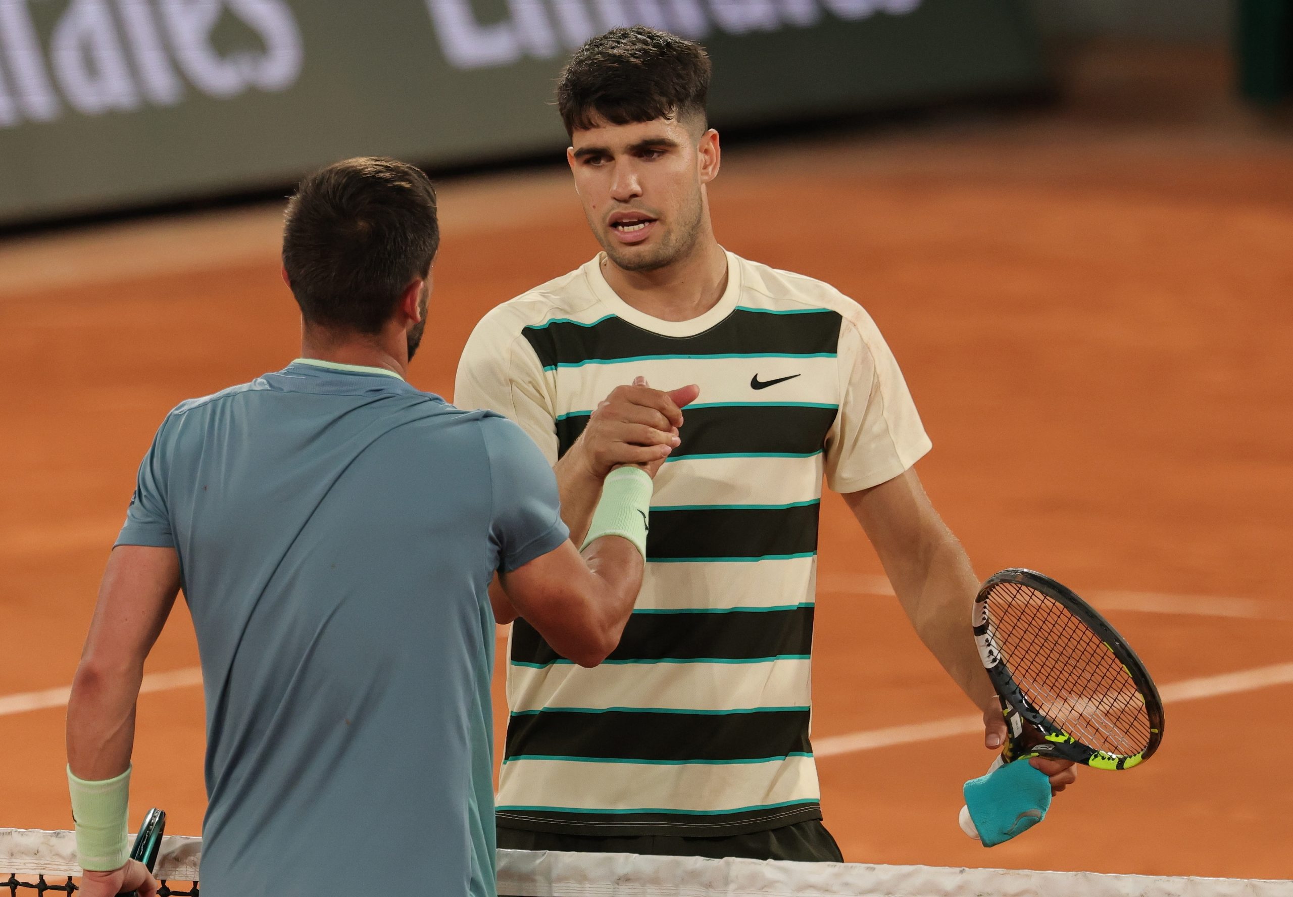 Campeão Alcaraz foi testado por Dzumhur, mas avançou para os ‘oitavos’ em Roland Garros