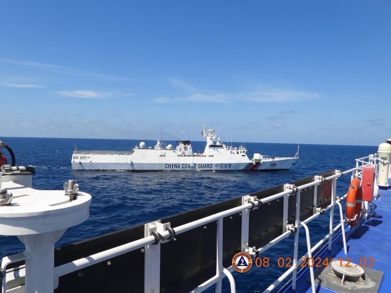 Navio da guarda-costeira filipina danificado em colisão com barco chinês