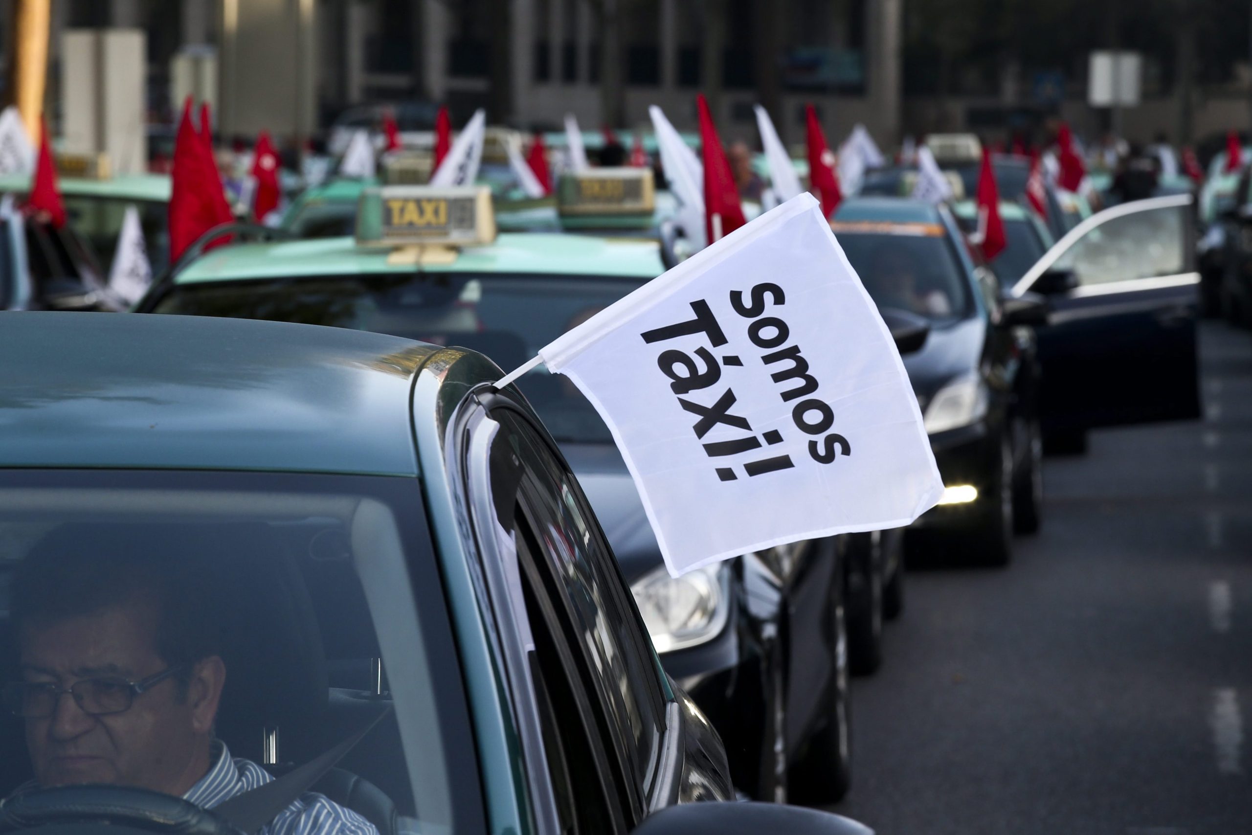 Taxistas param Lisboa, mas não a internet