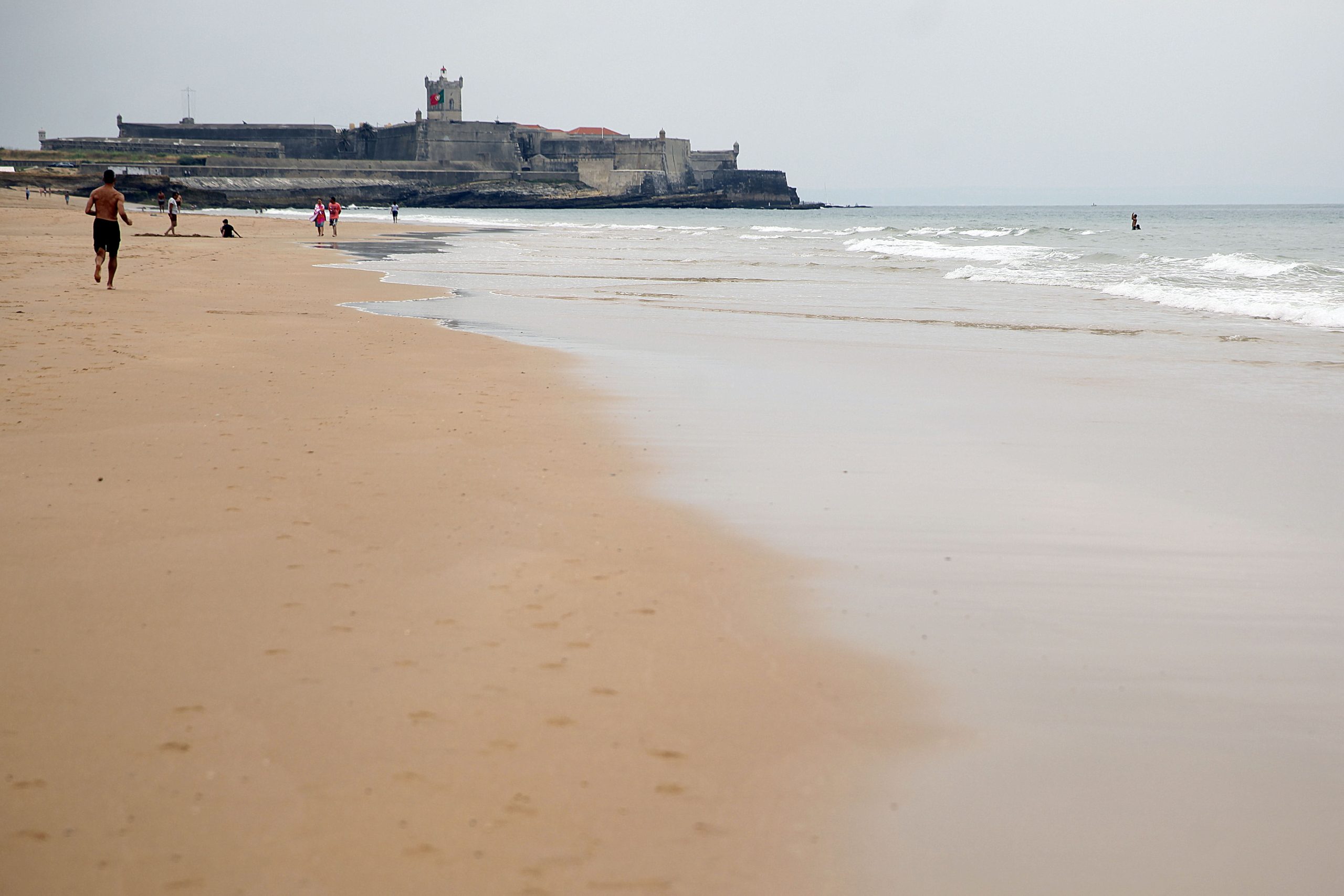 Autoridades interditam banhos na praia de Carcavelos e analisam a água