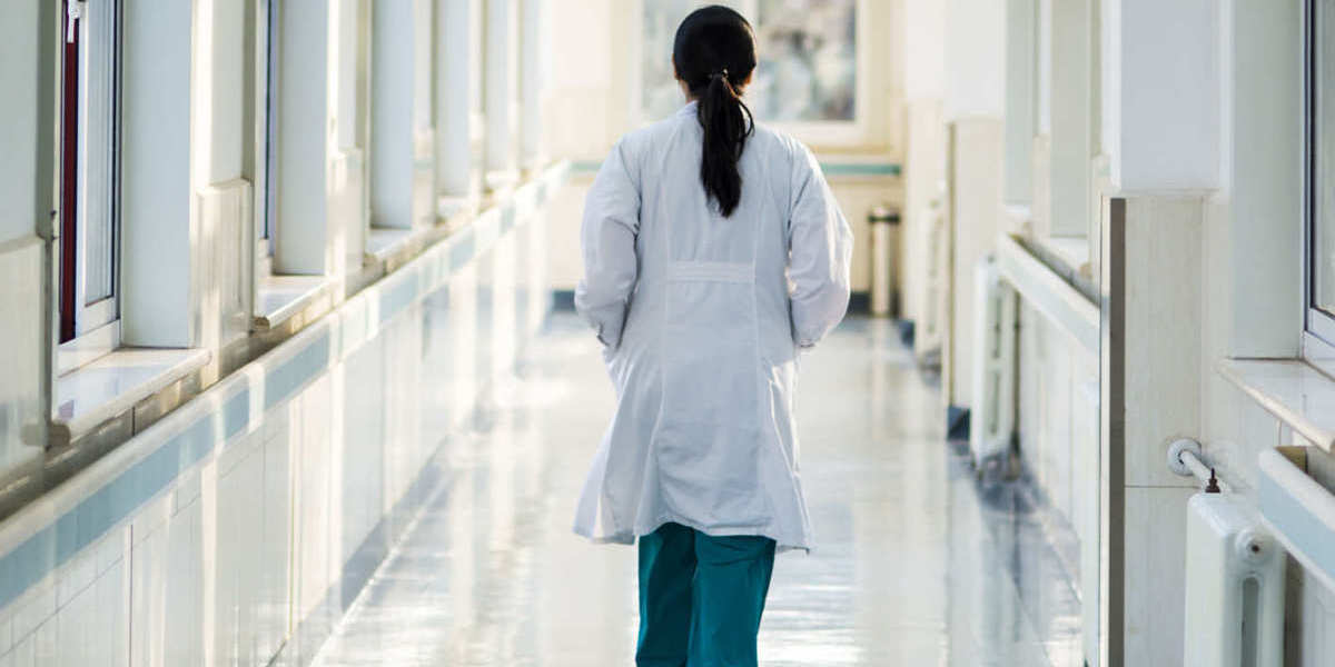 Uma centena de técnicos de diagnóstico pede soluções frente ao hospital Santa Maria