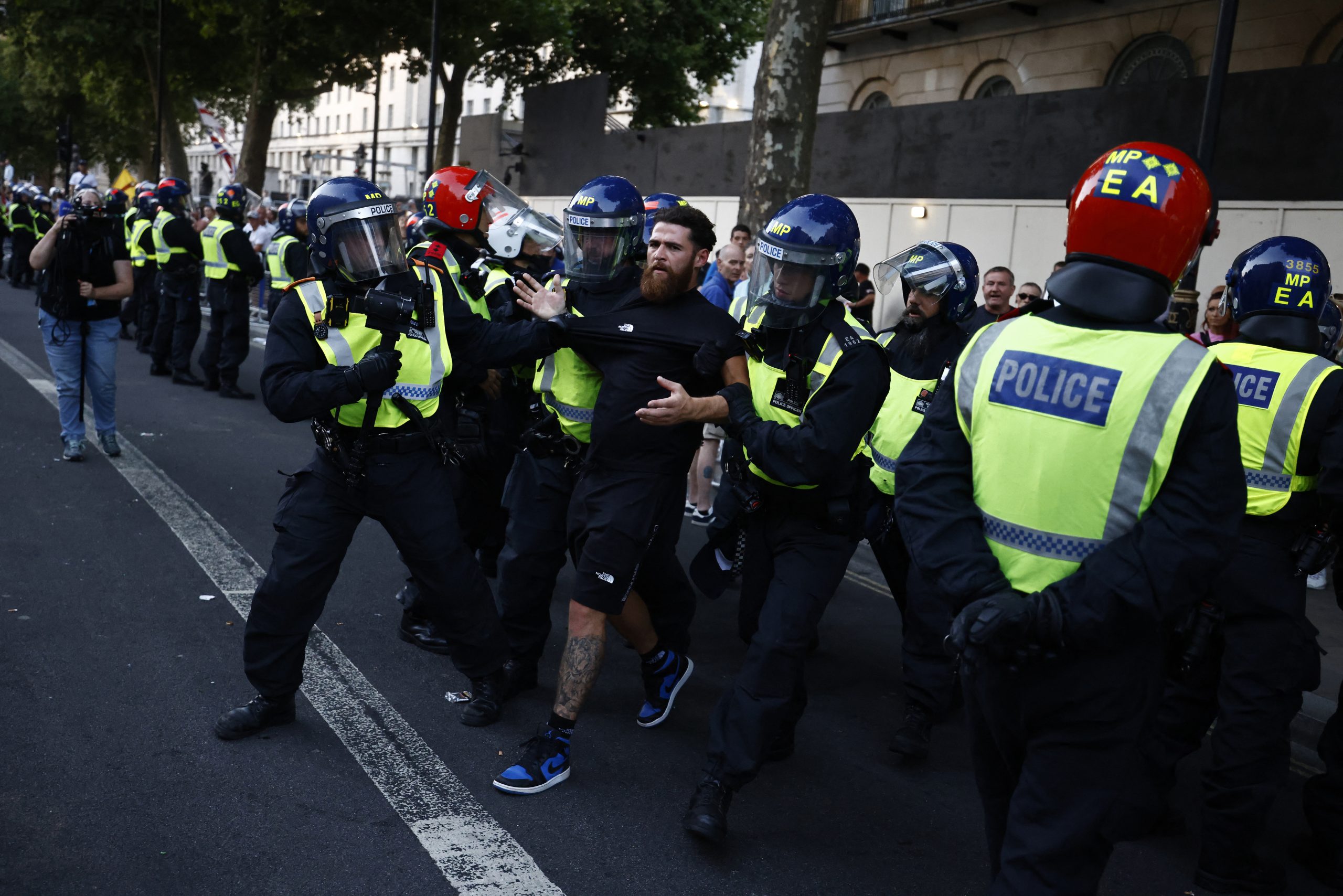 Várias detenções em protesto junto à residência do PM britânico. Polícia já deu ordem para dispersar