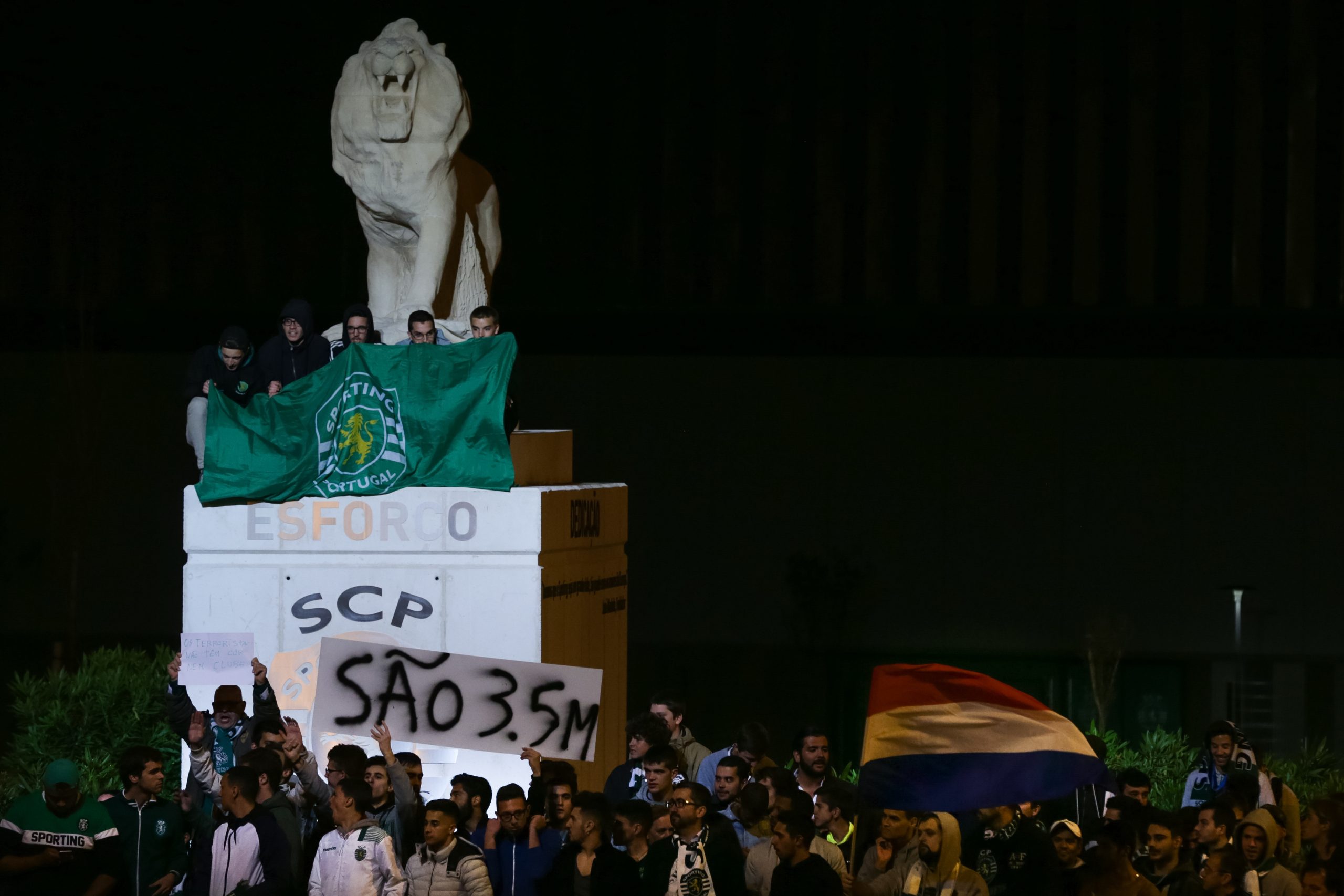 Centenas de adeptos ‘leoninos’ condenam violência junto ao estádio