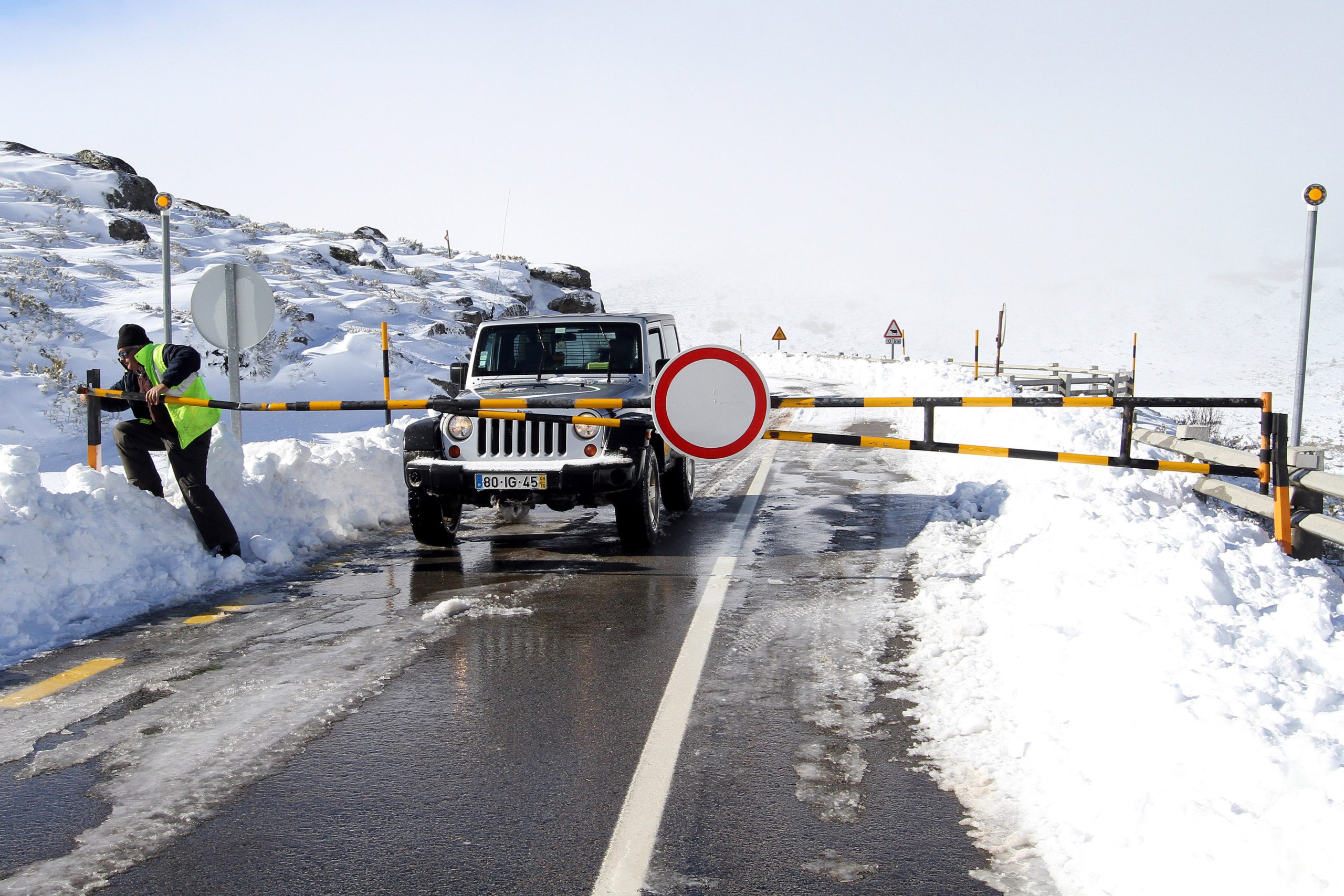 Estradas encerradas na Serra da Estrela devido à queda de neve