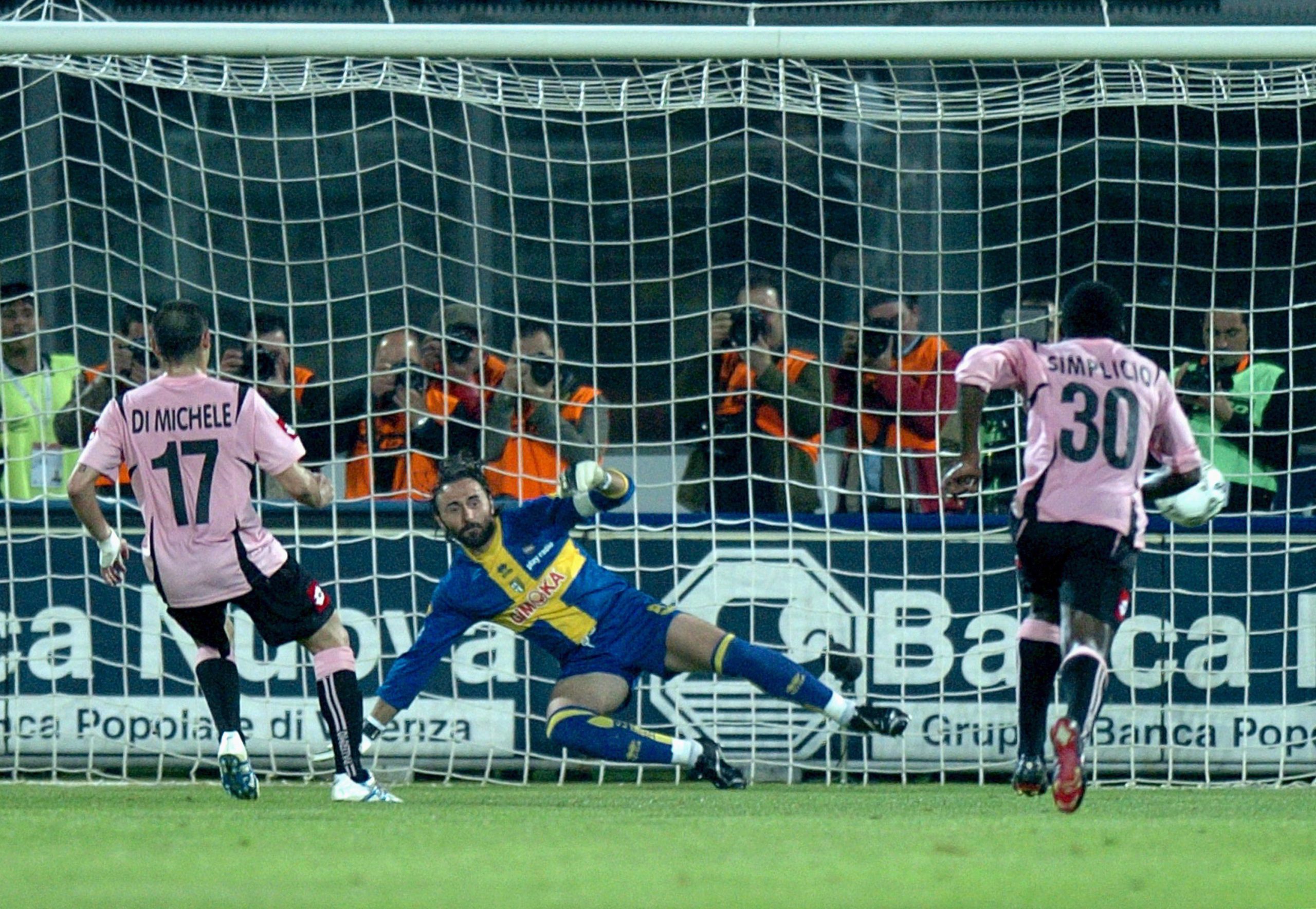 Palermo vs Parma. David Di Michele marca golo ao guarda-redes do Parma Luca Bucci (2007)