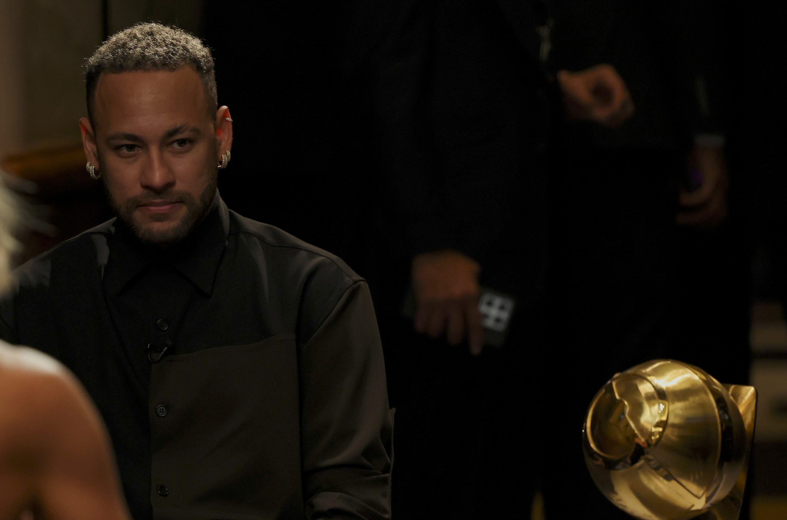 Futebolista Neymar anuncia regresso ao Santos