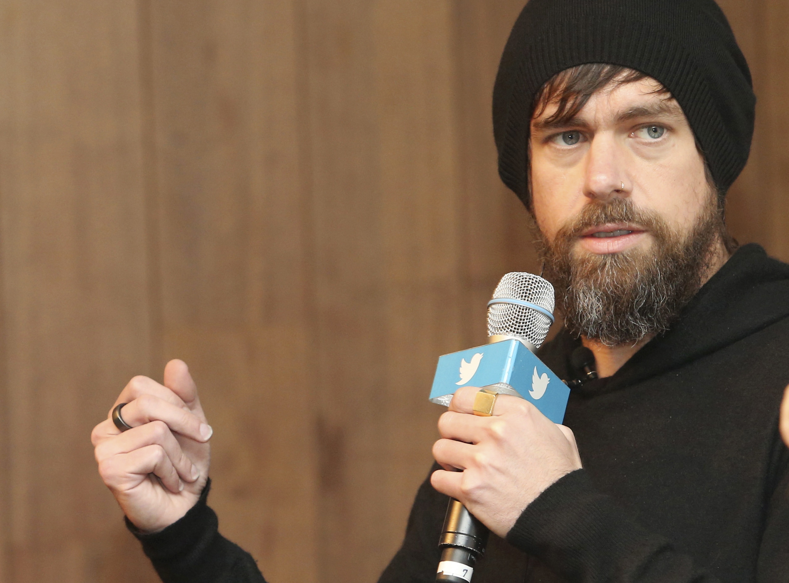 Conta do presidente do Twitter pirateada com mensagens violentas e racistas