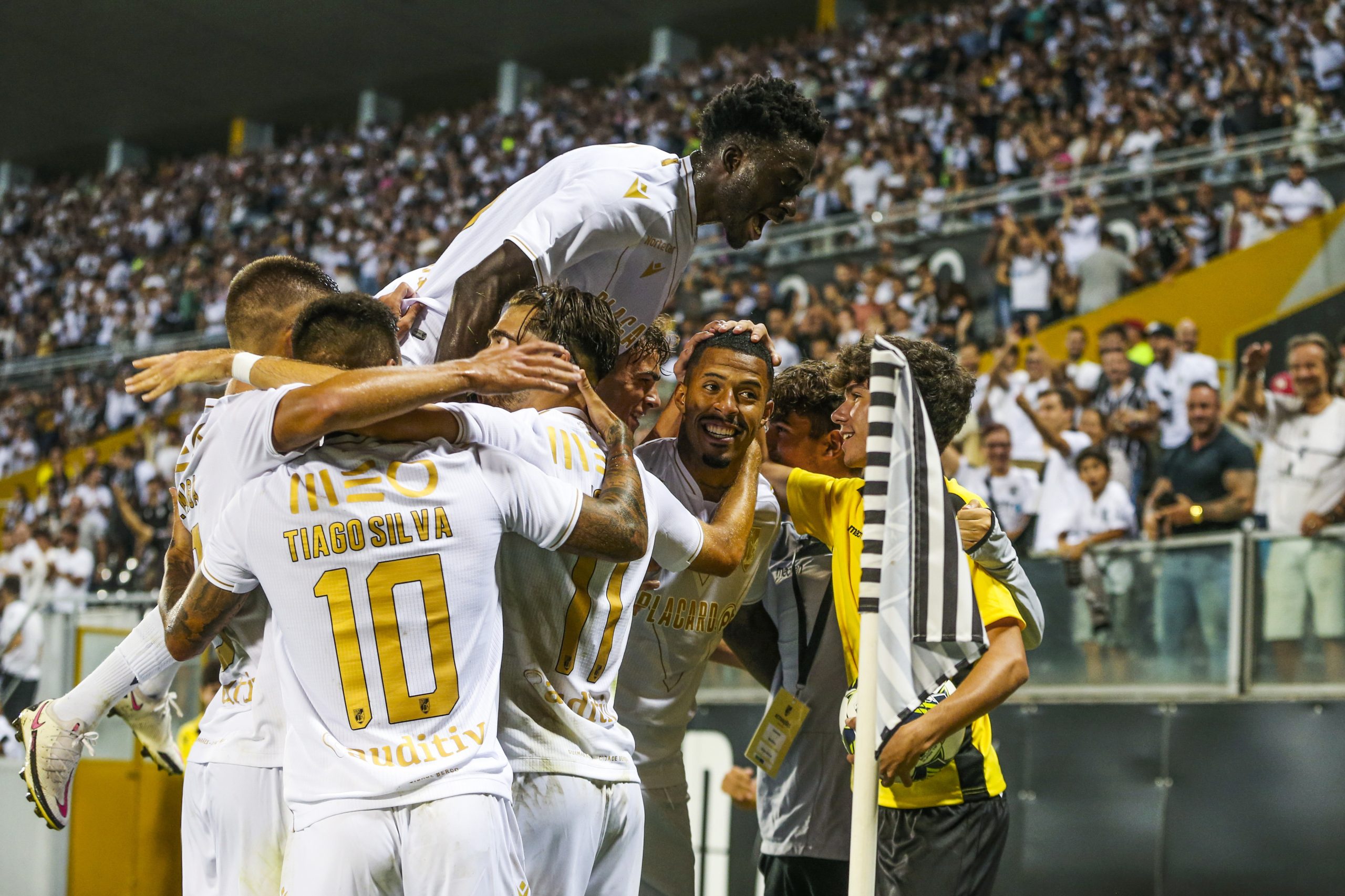 Vitória vence Puskas Académia e fica em vantagem na Liga Conferência