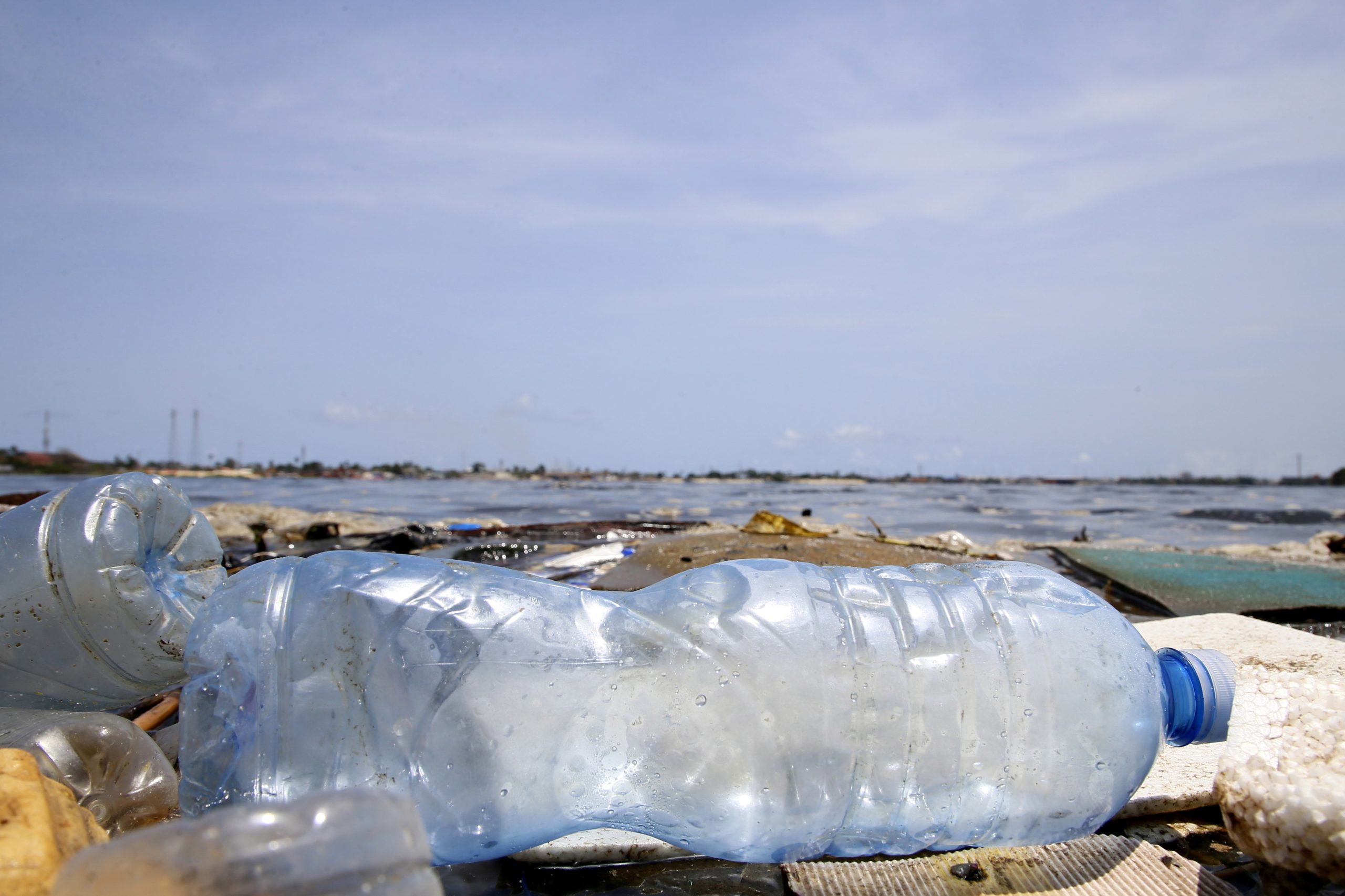 Mediterrâneo com 3.760 toneladas de plástico a flutuar, diz estudo