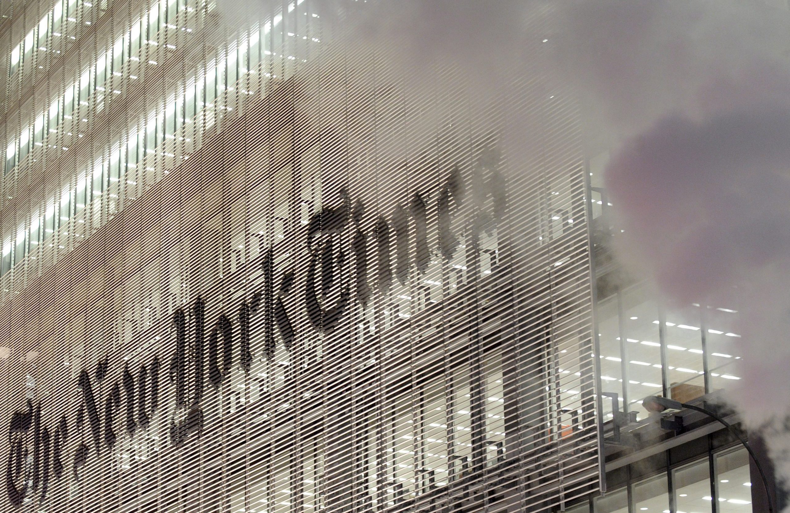 Charlie Hebdo critica New York Times por recuar após publicação de ‘cartoon’ de António: “Não é um bom desenho, mas não é isso que está em causa”