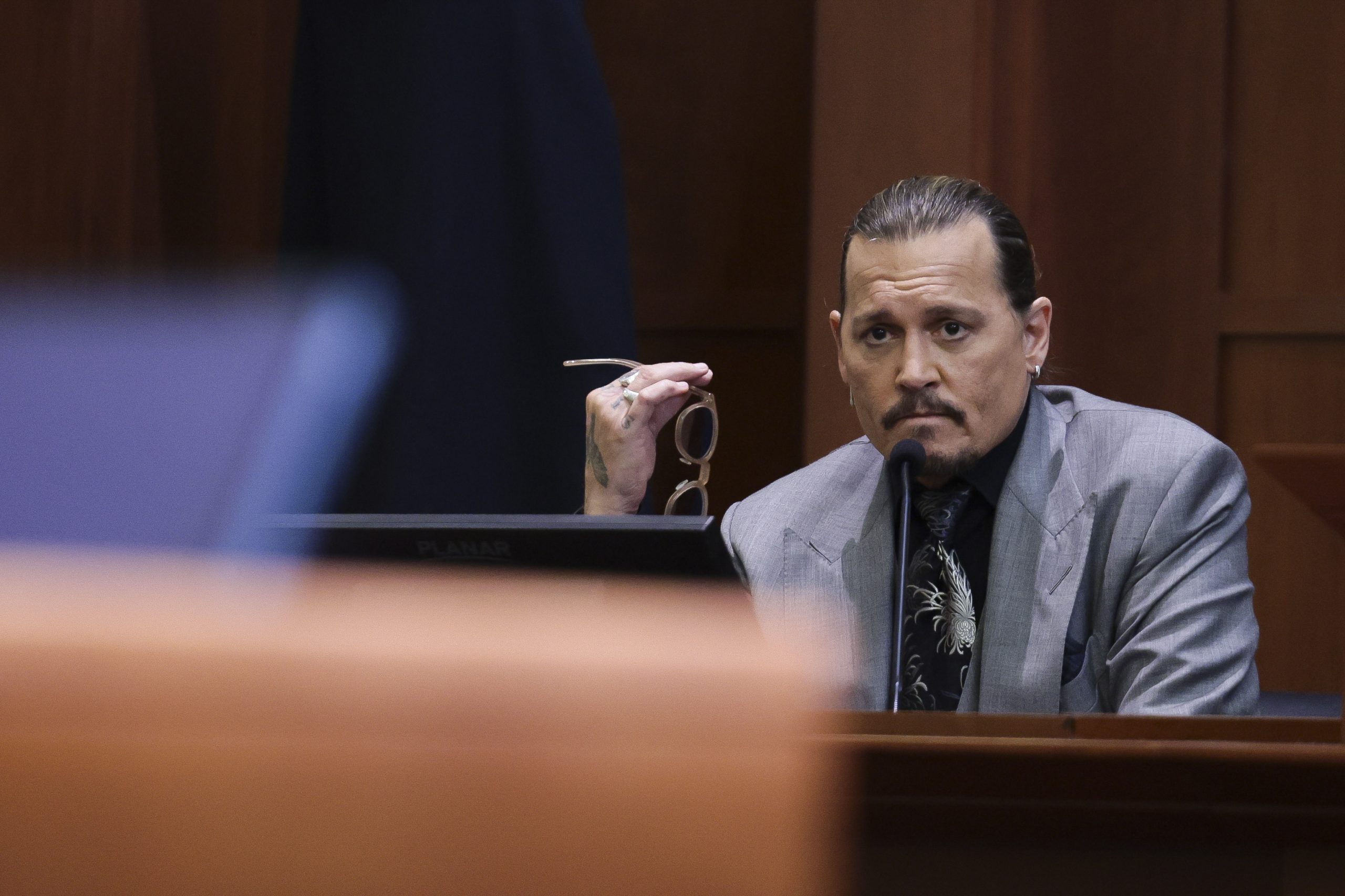 Johnny Depp: Uma garrafa de vodka atirada pela ex-mulher fez com que cortasse a ponta de um dedo