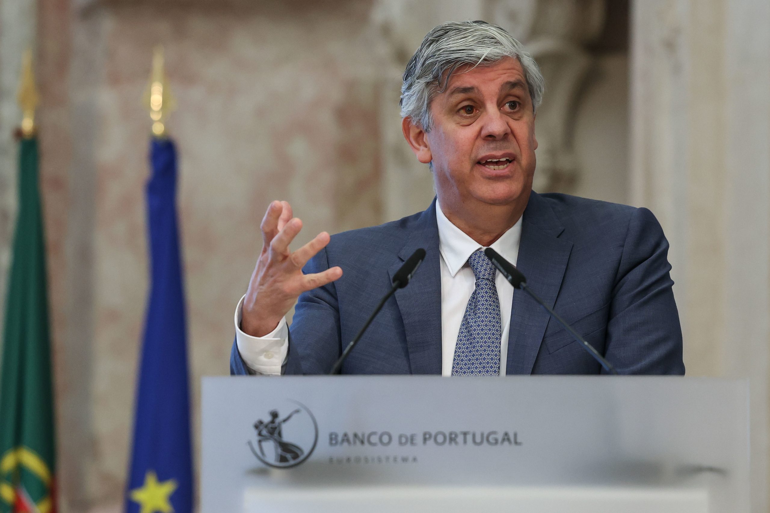 Deputados chamam Centeno ao parlamento com caráter de urgência