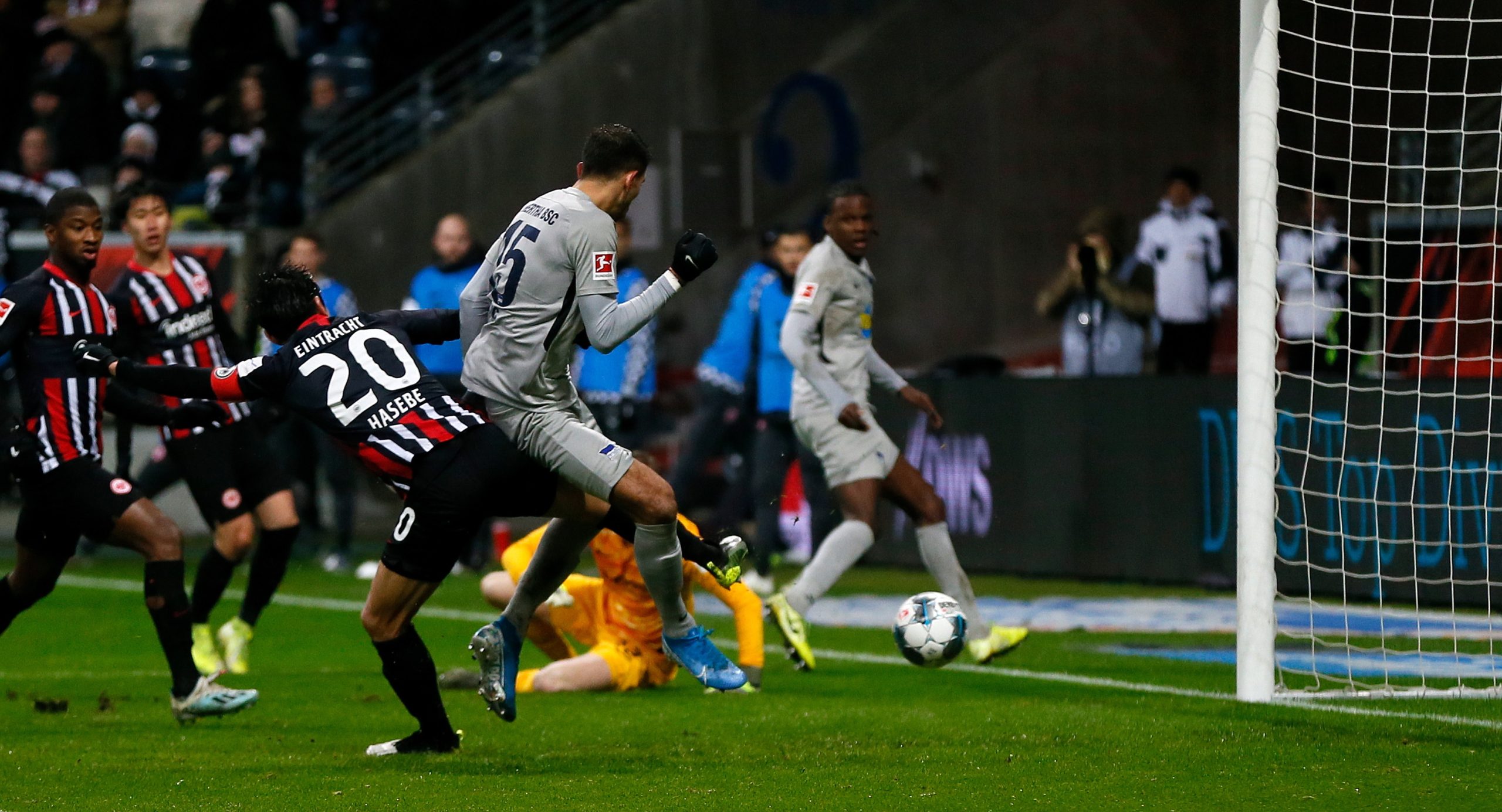 Eintracht Frankfurt empata com Hertha Berlim e soma quarto jogo sem vencer