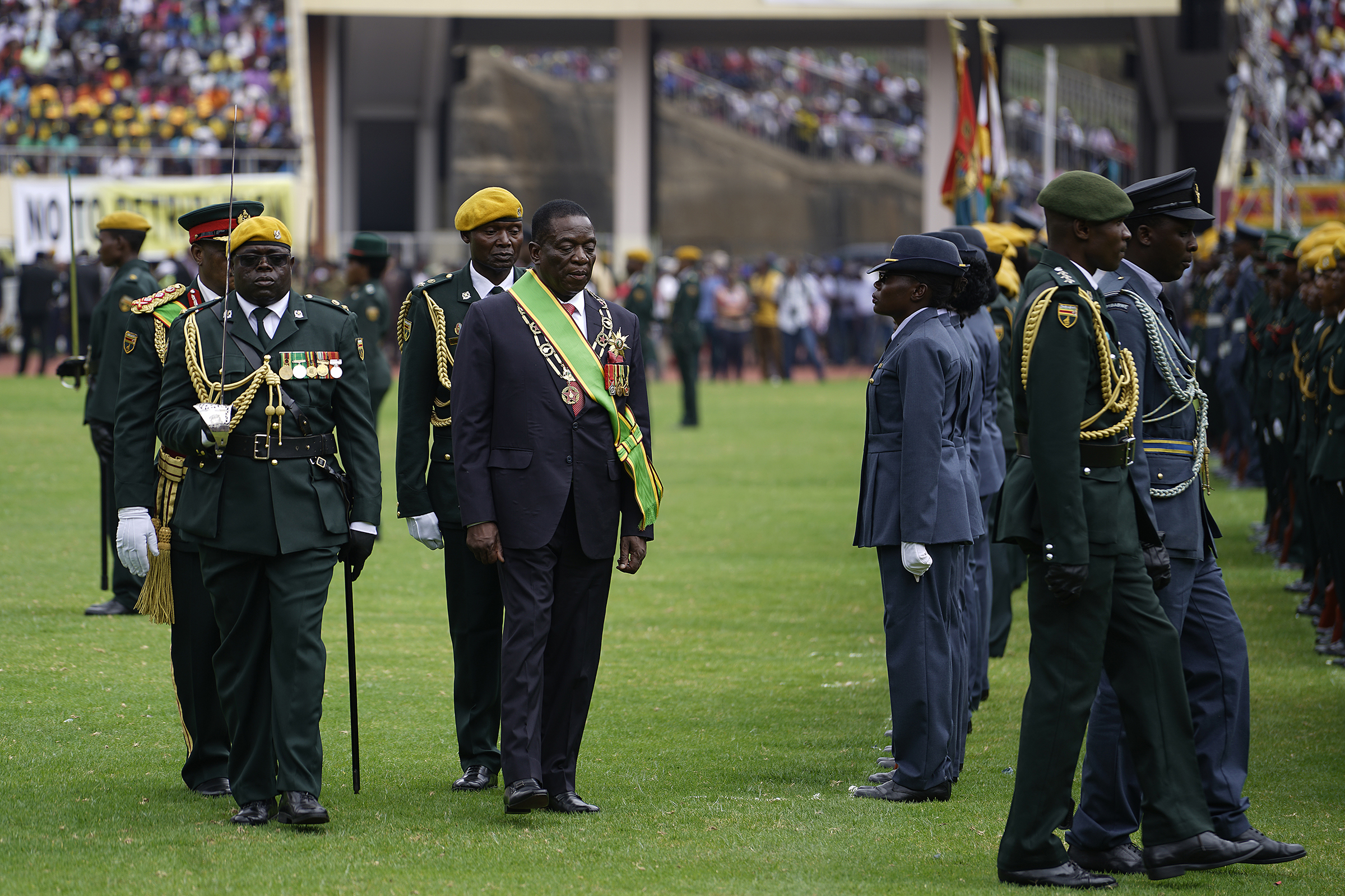 “Eu, Emmerson Dambudzo Mnangagwa, juro que enquanto presidente da República do Zimbabué serei leal à República do Zimbabué”