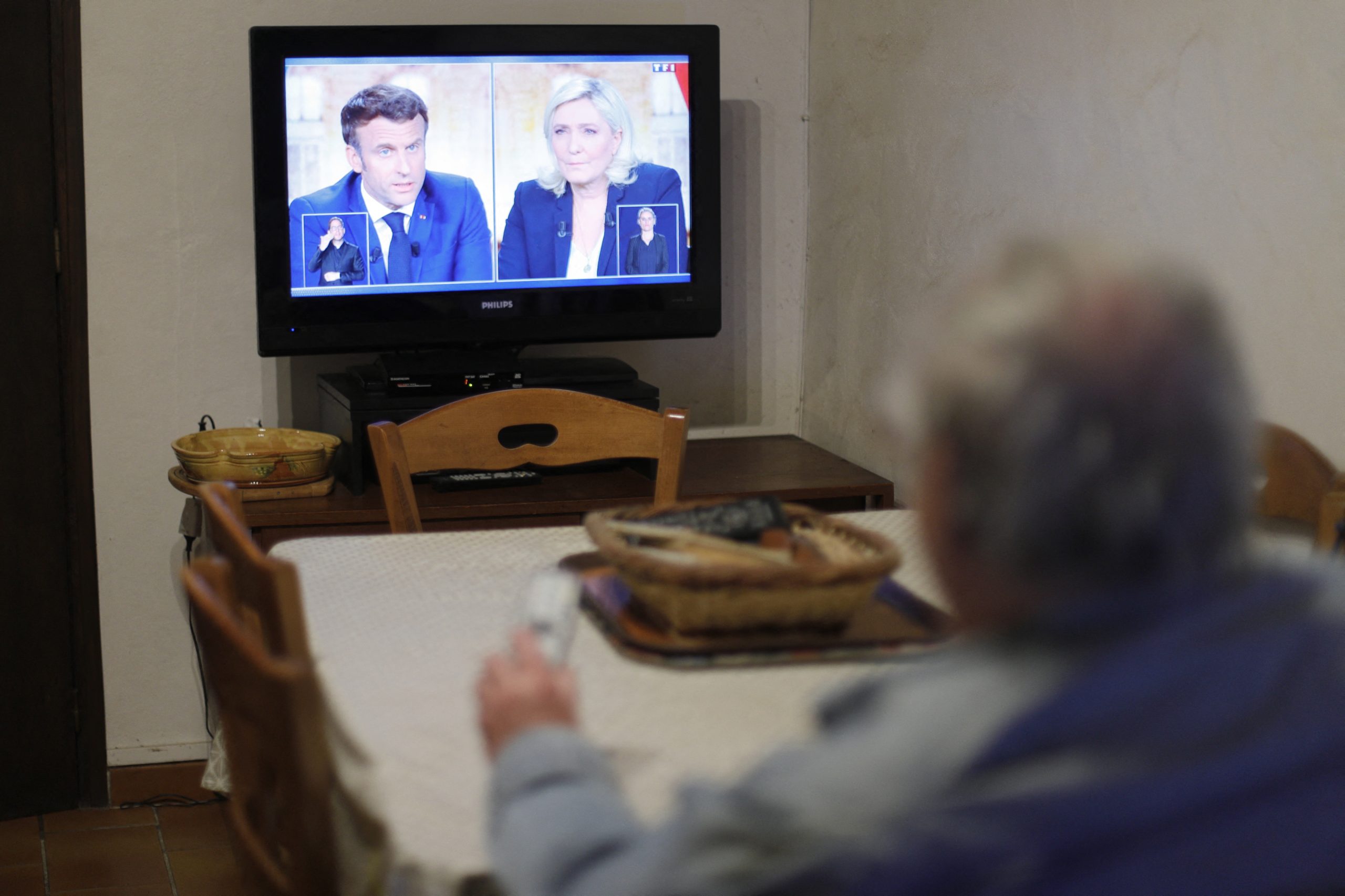 Macron vs Le Pen: ele racional, ela emocional. Quem ganhou o debate?