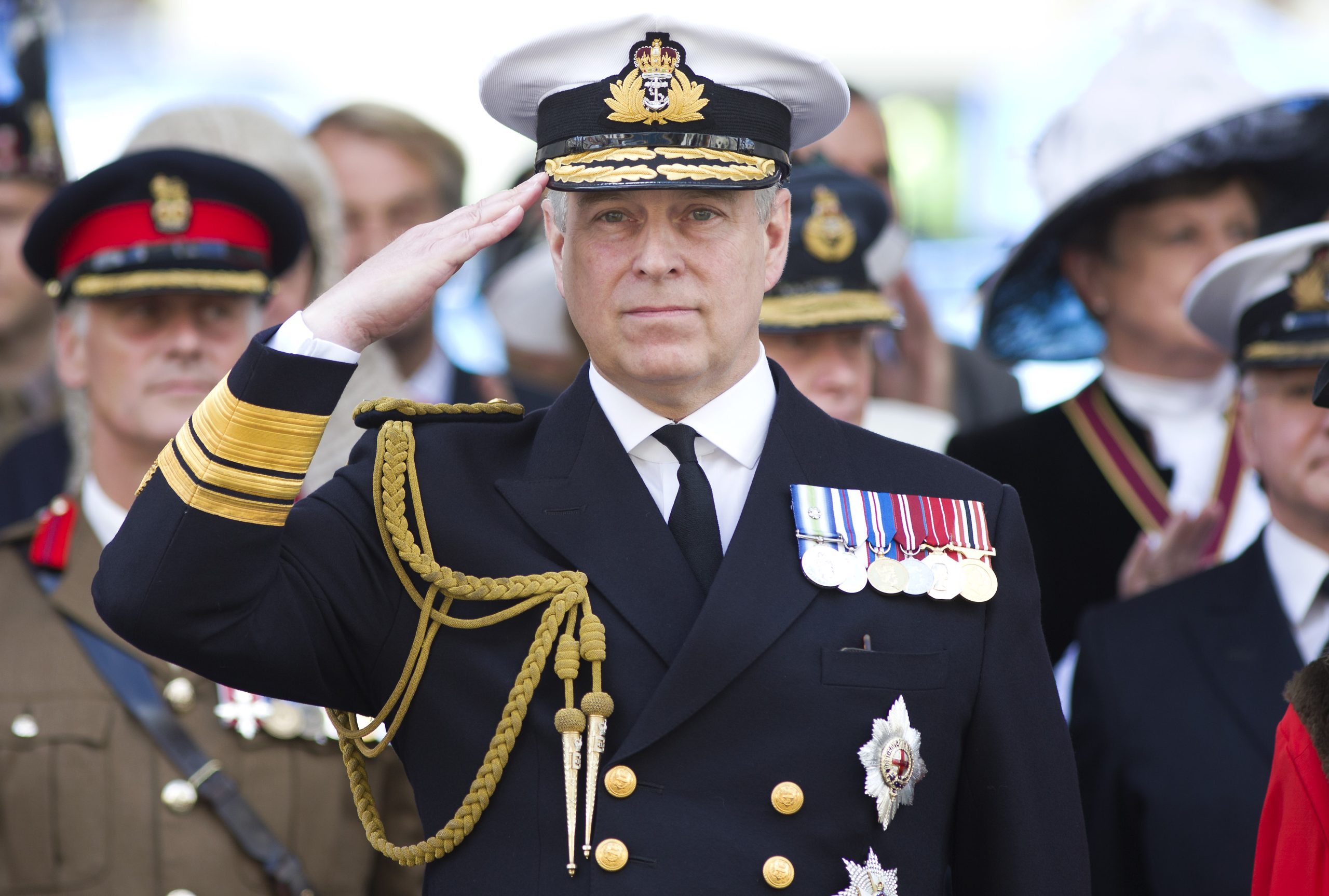 Carlos III inicia processo formal para retirar títulos ao príncipe André e expulsá-lo de mansão em Windsor