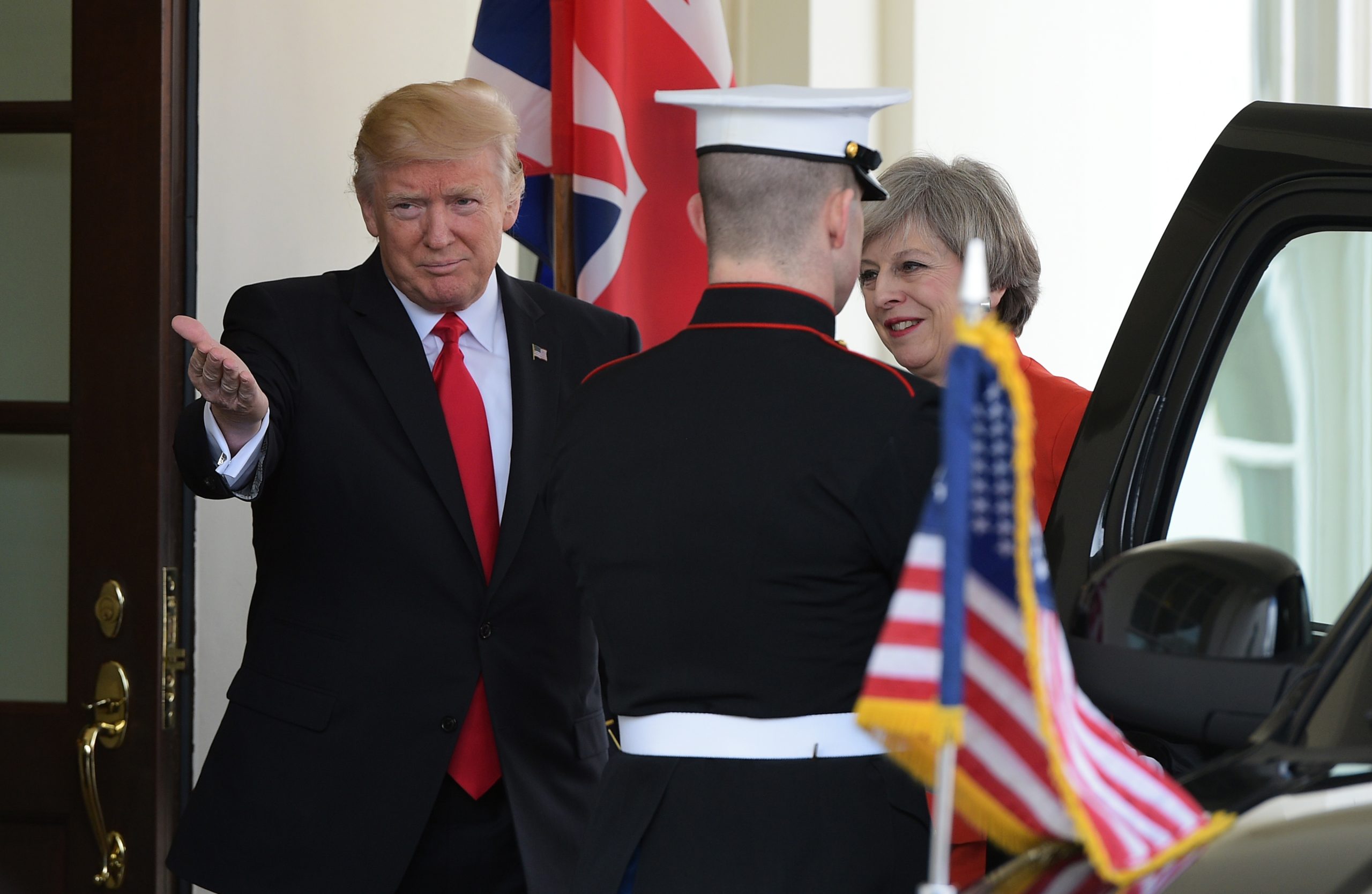 Trump corta relações com embaixador britânico e critica May por gestão do Brexit