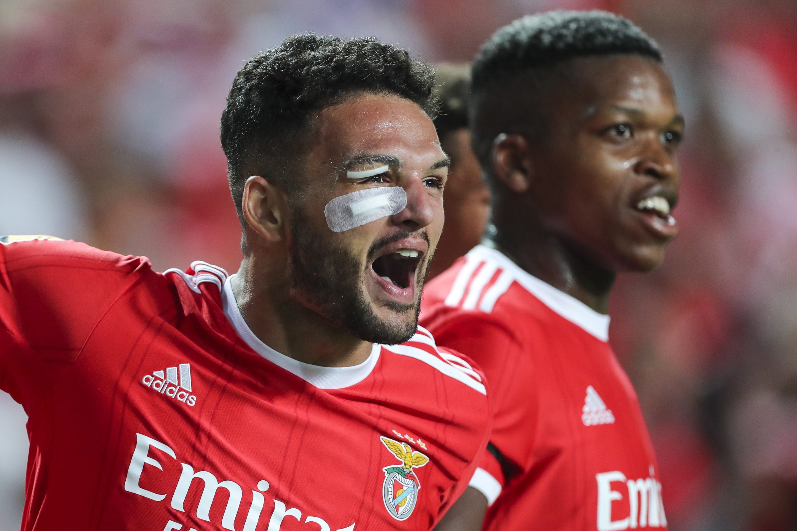 Benfica vence Paços de Ferreira e isola-se no topo da I Liga