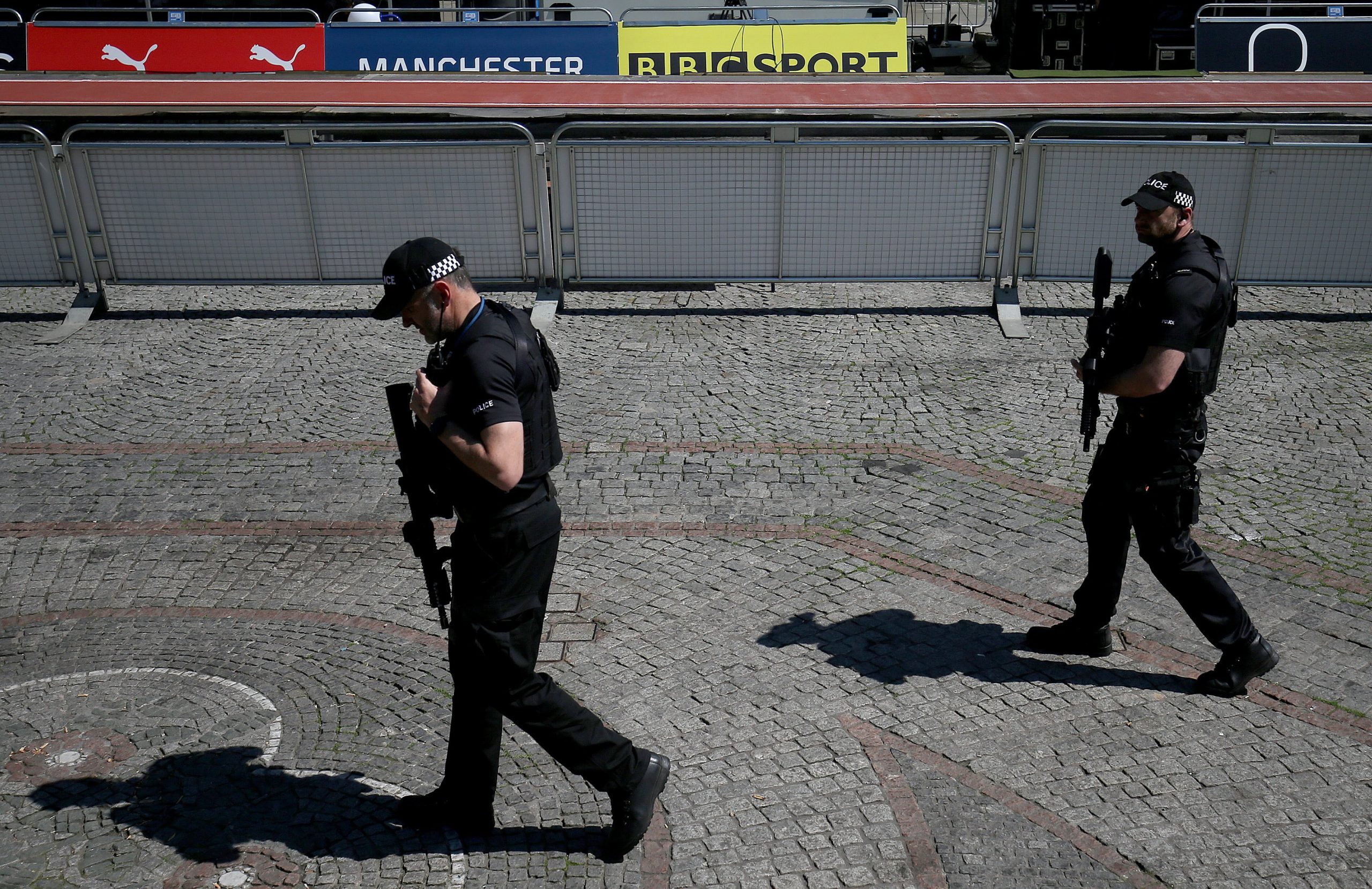 Ataque de Manchester: Polícia localiza carro suspeito e evacua área no centro da cidade